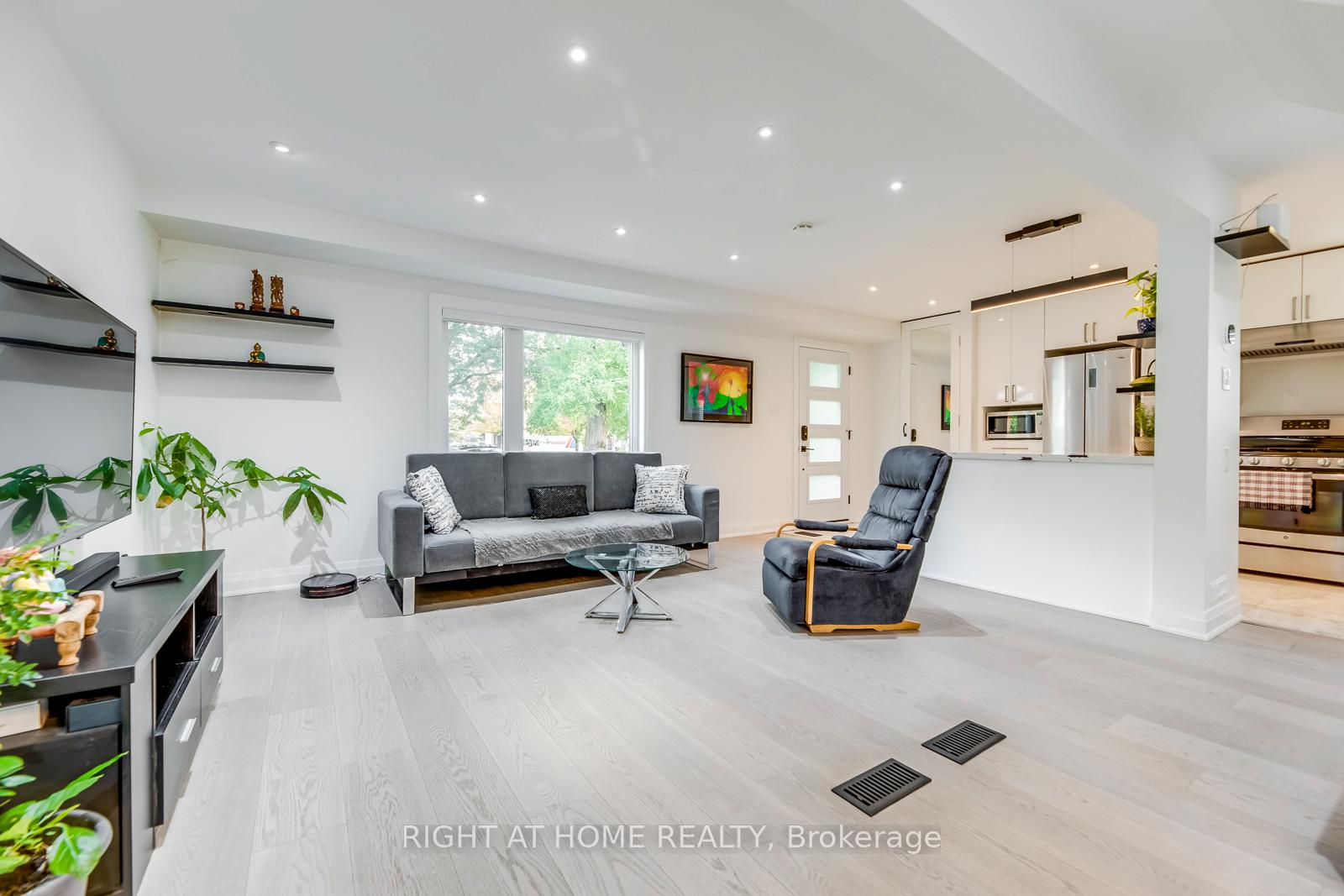 Photo 37 of 5 Saunders Crescent, Etobicoke, Stonegate-Queensway — HOMEH