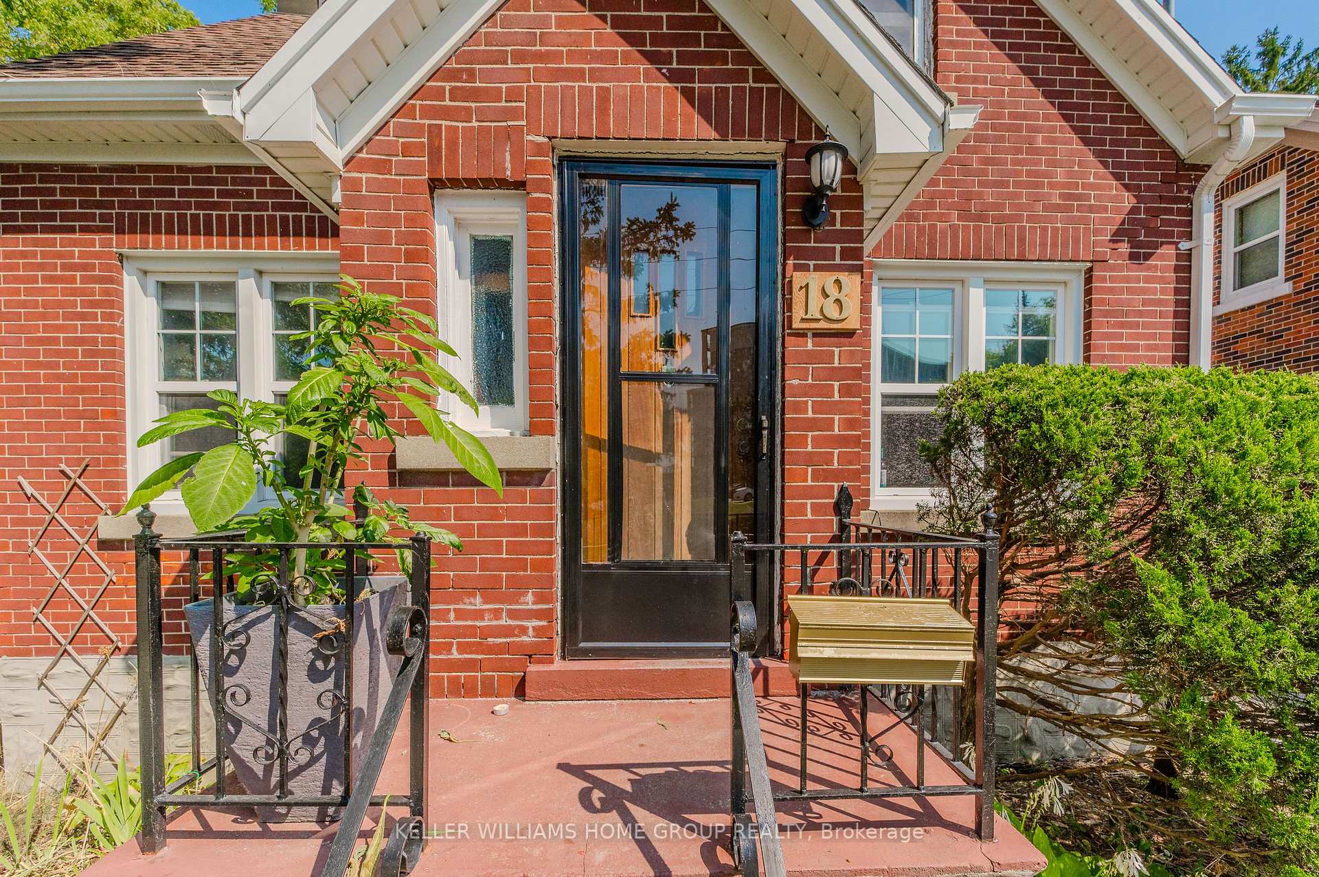 Photo 3 of 18 Roslin Avenue N, Waterloo — HOMEH