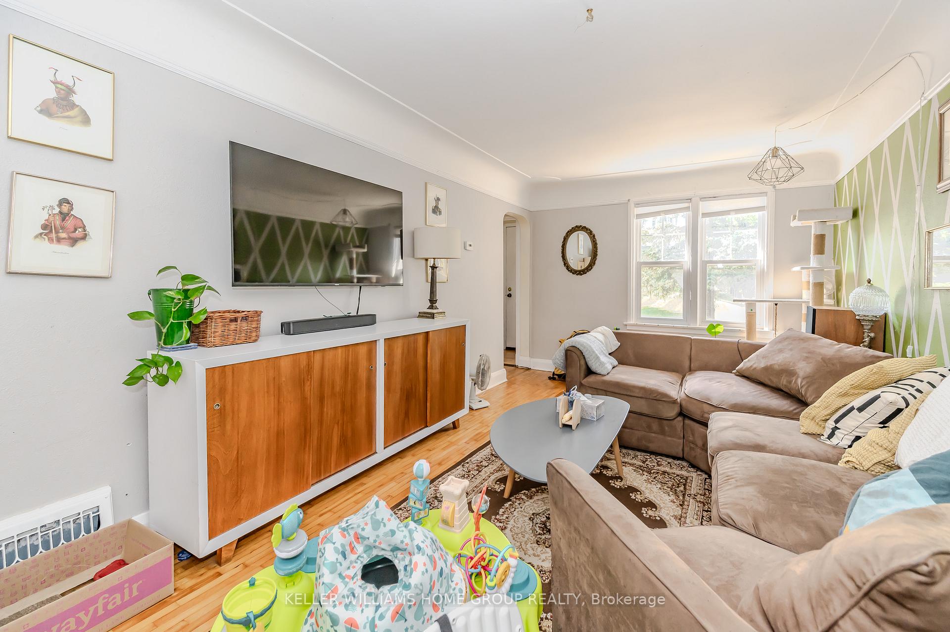Photo 4 of 18 Roslin Avenue N, Waterloo — HOMEH