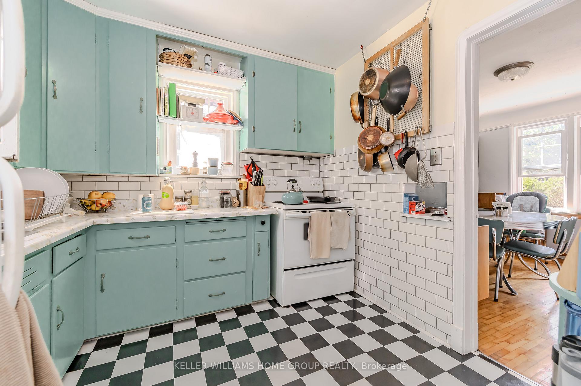 Photo 9 of 18 Roslin Avenue N, Waterloo — HOMEH