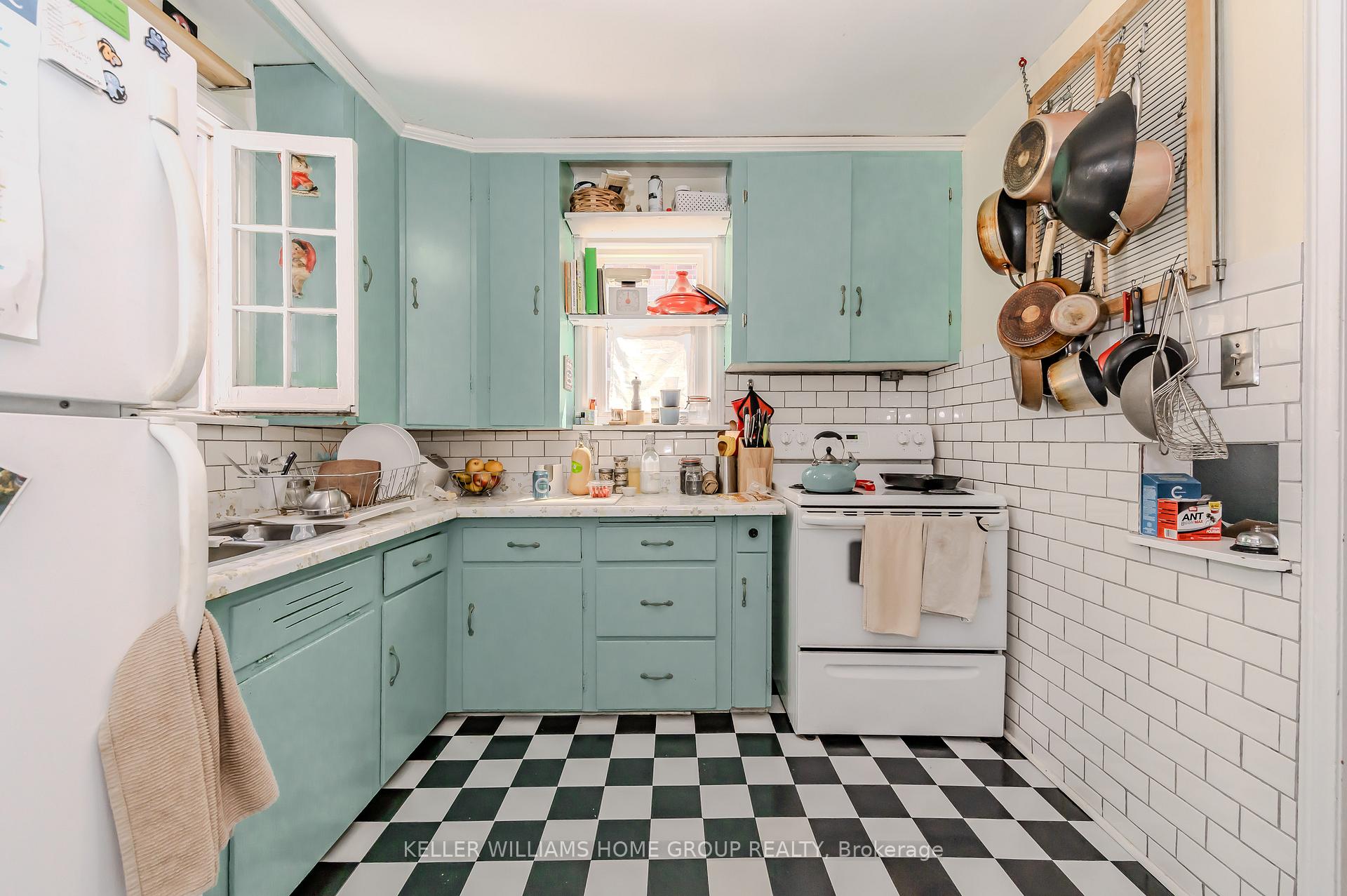 Photo 8 of 18 Roslin Avenue N, Waterloo — HOMEH
