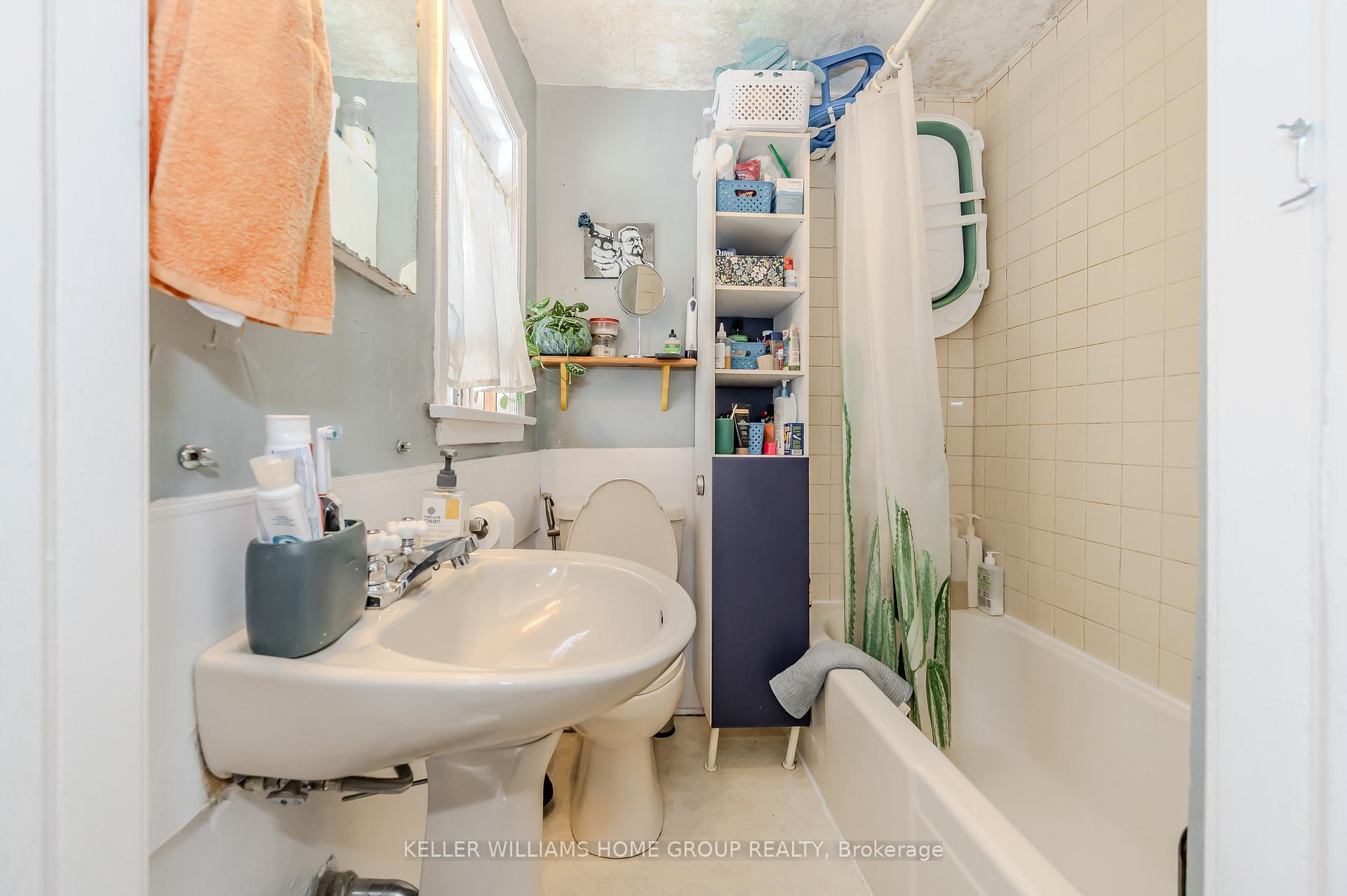 Photo 16 of 18 Roslin Avenue N, Waterloo — HOMEH