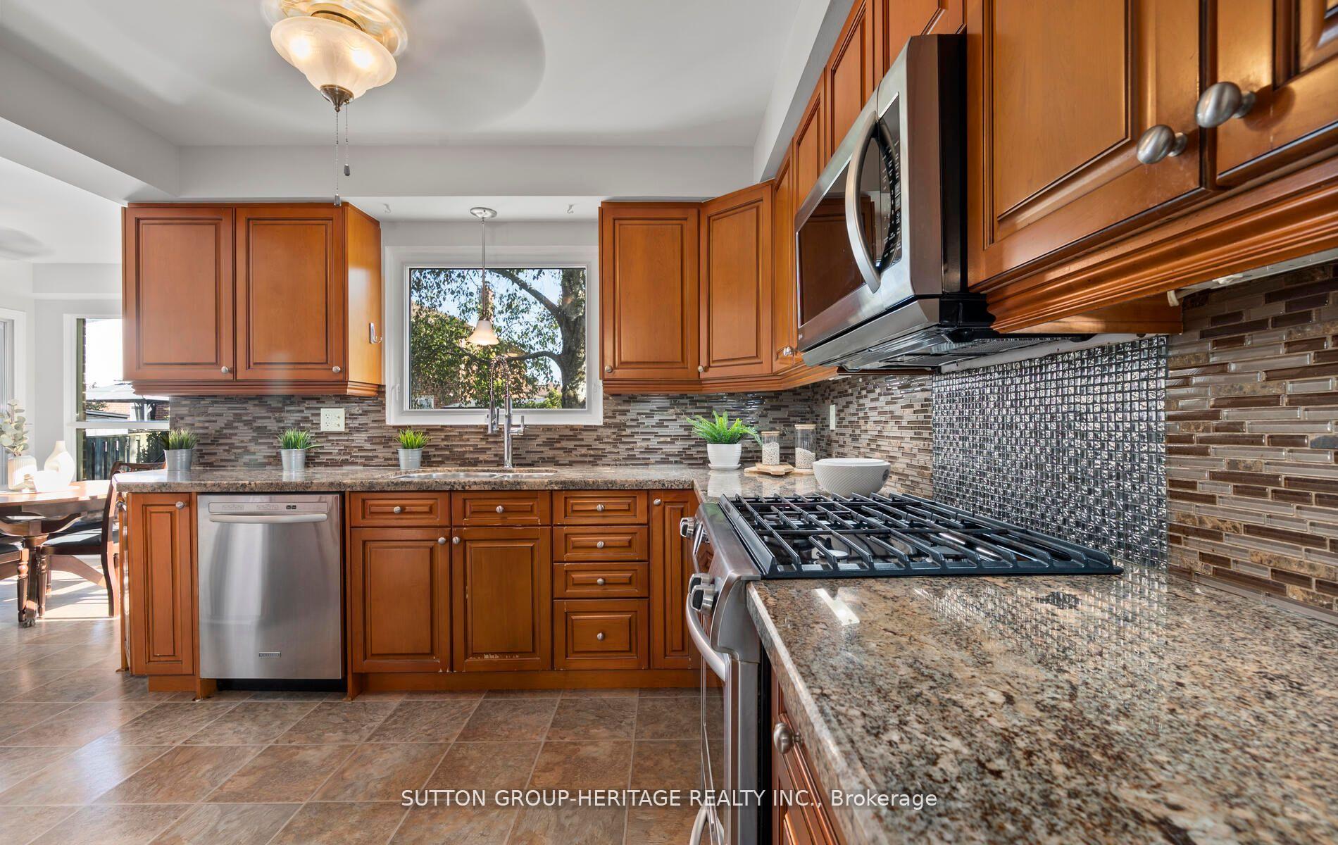 Photo 7 of 49 Farrow Crescent, Ajax, South West — HOMEH