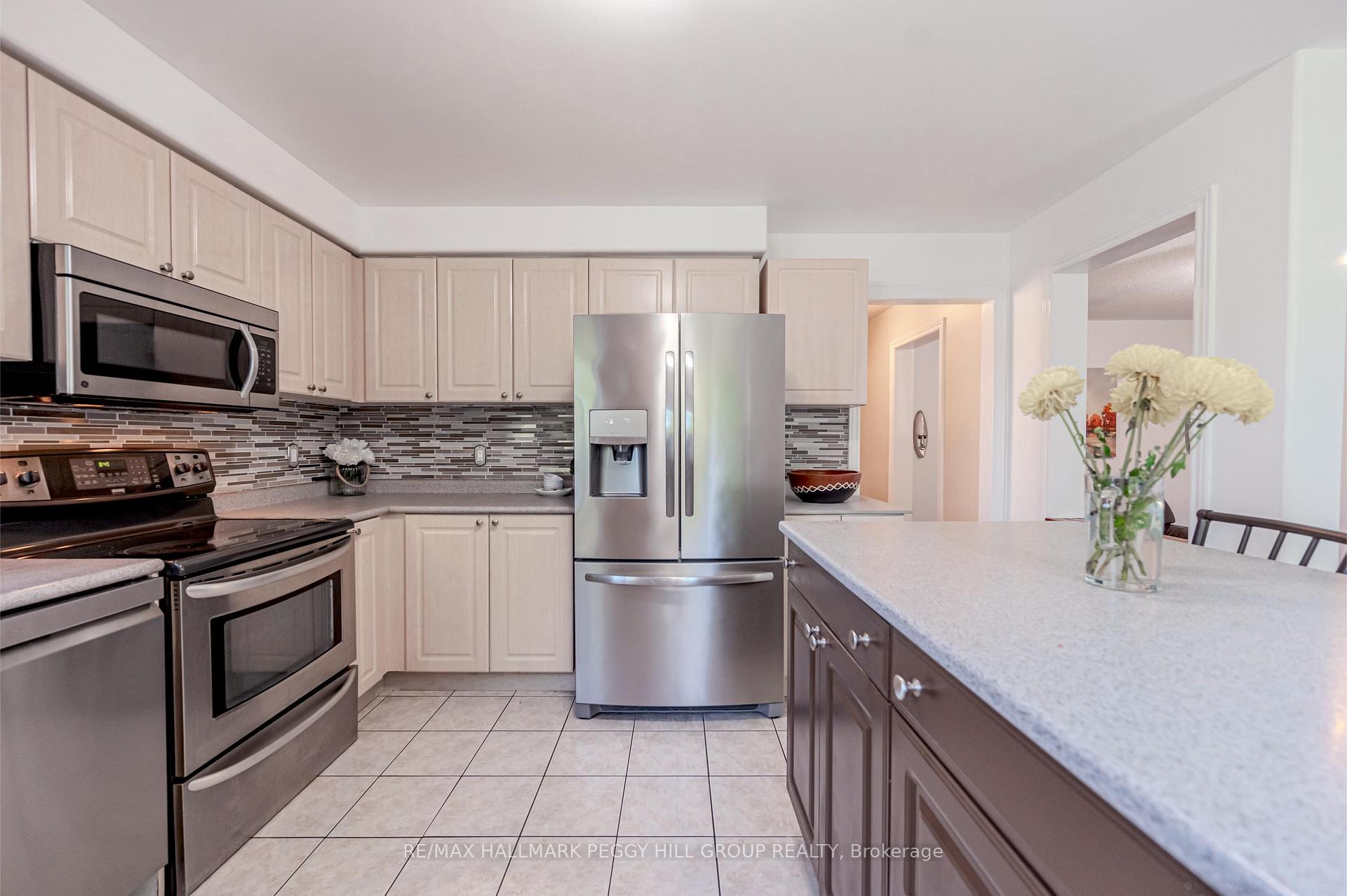 Photo 8 of 126 Madelaine Drive, Barrie, Painswick South — HOMEH