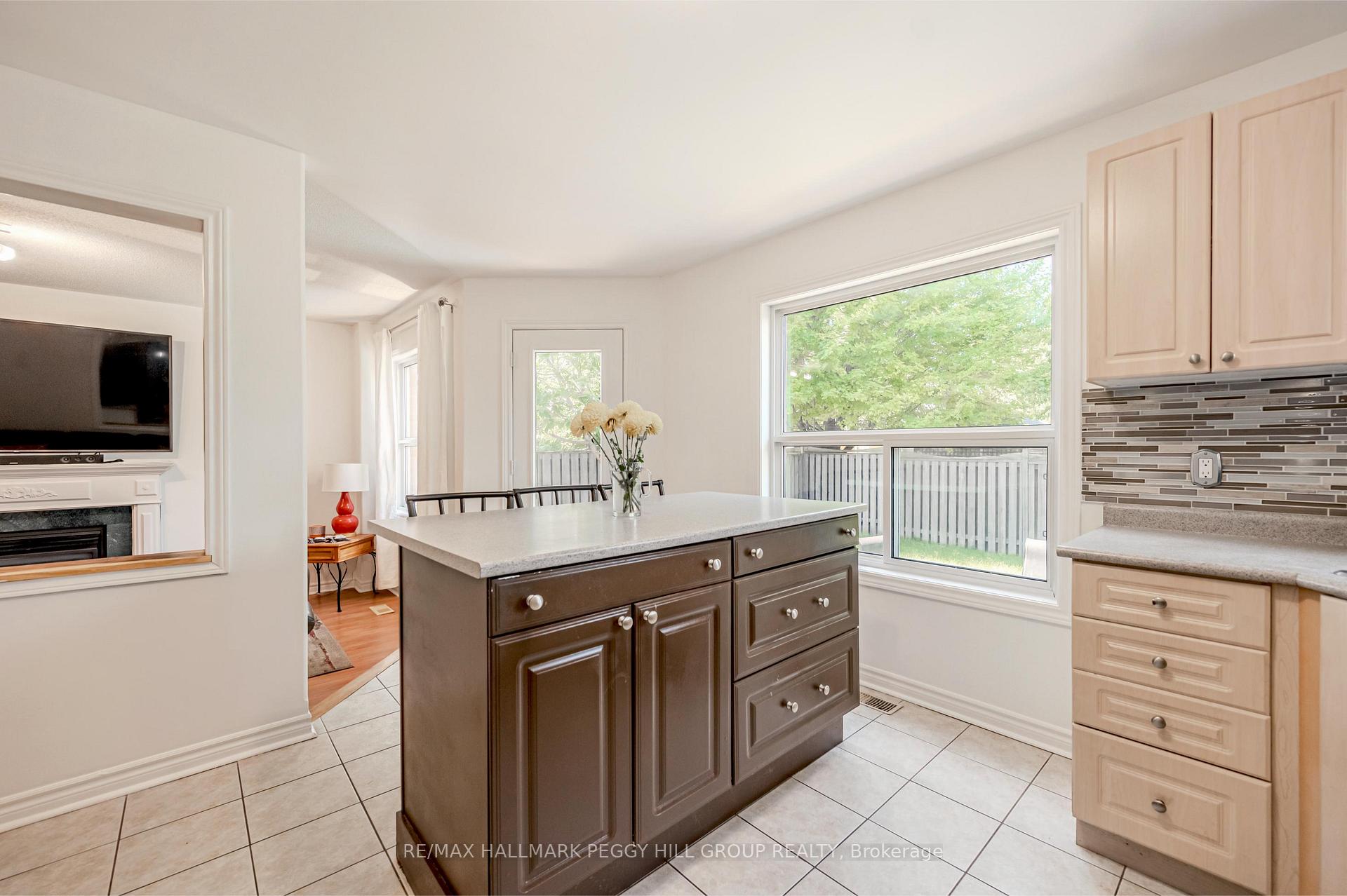 Photo 5 of 126 Madelaine Drive, Barrie, Painswick South — HOMEH