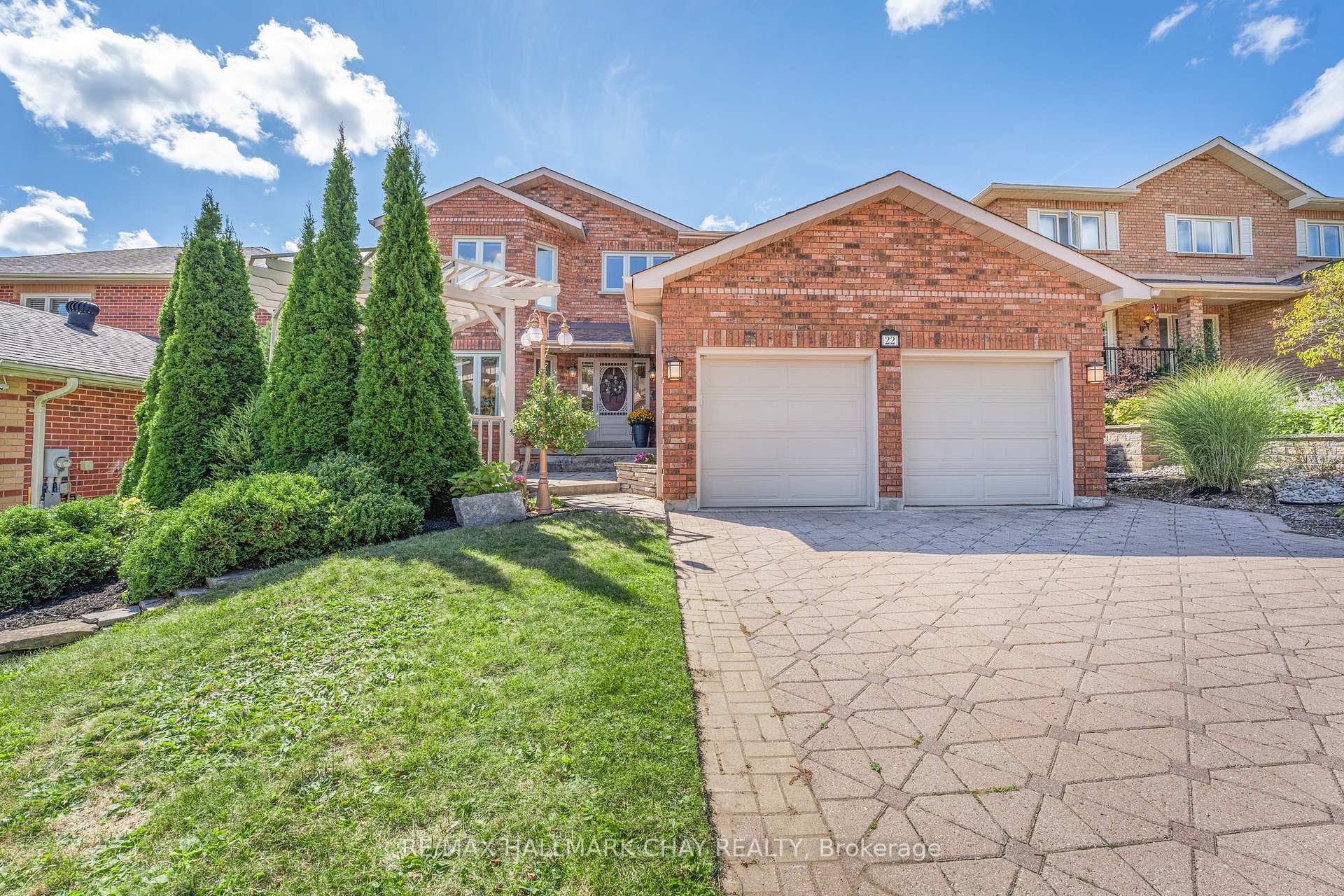 Photo 3 of 22 Thackeray Crescent, Barrie, Letitia Heights — HOMEH