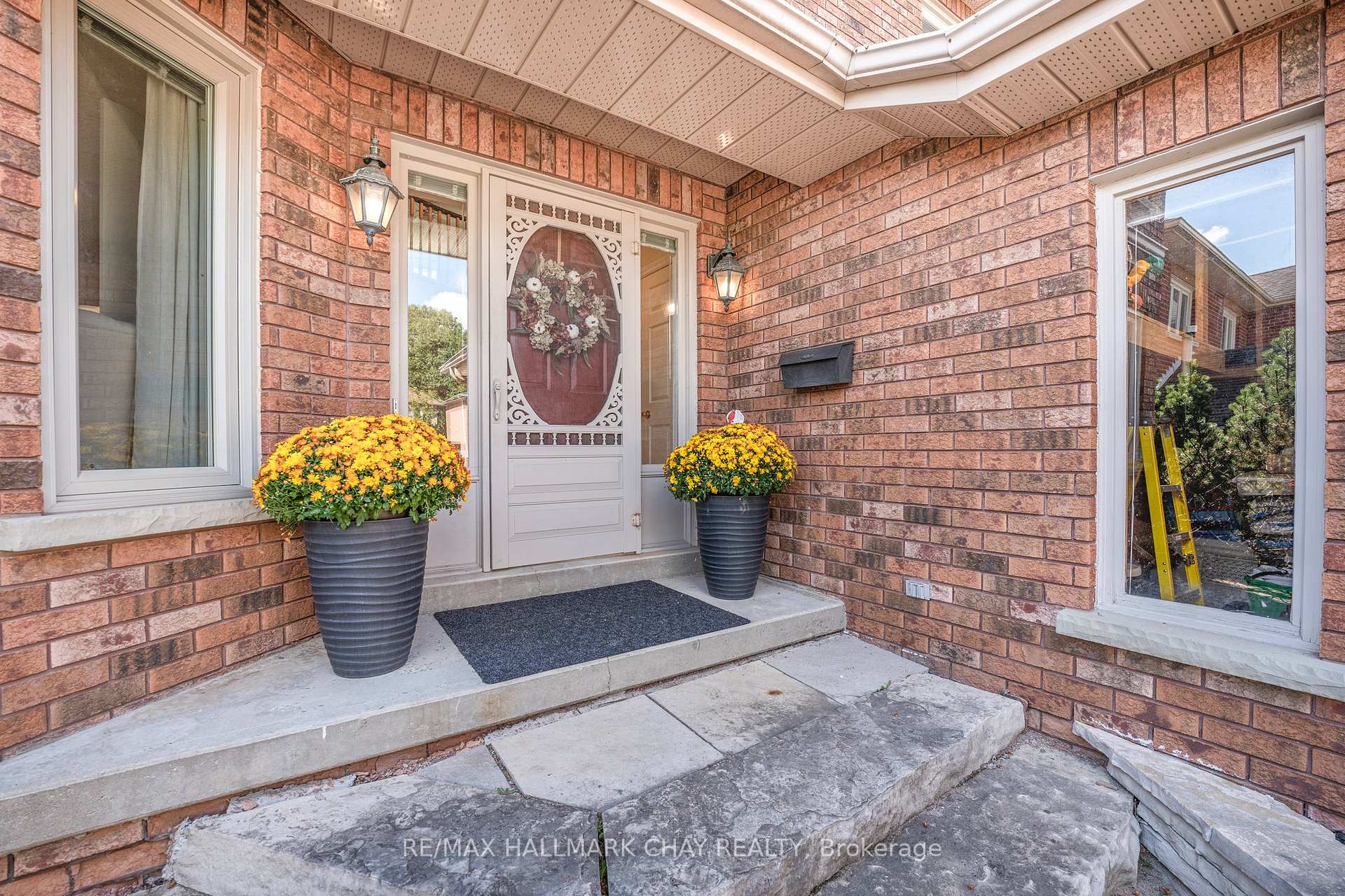 Photo 4 of 22 Thackeray Crescent, Barrie, Letitia Heights — HOMEH