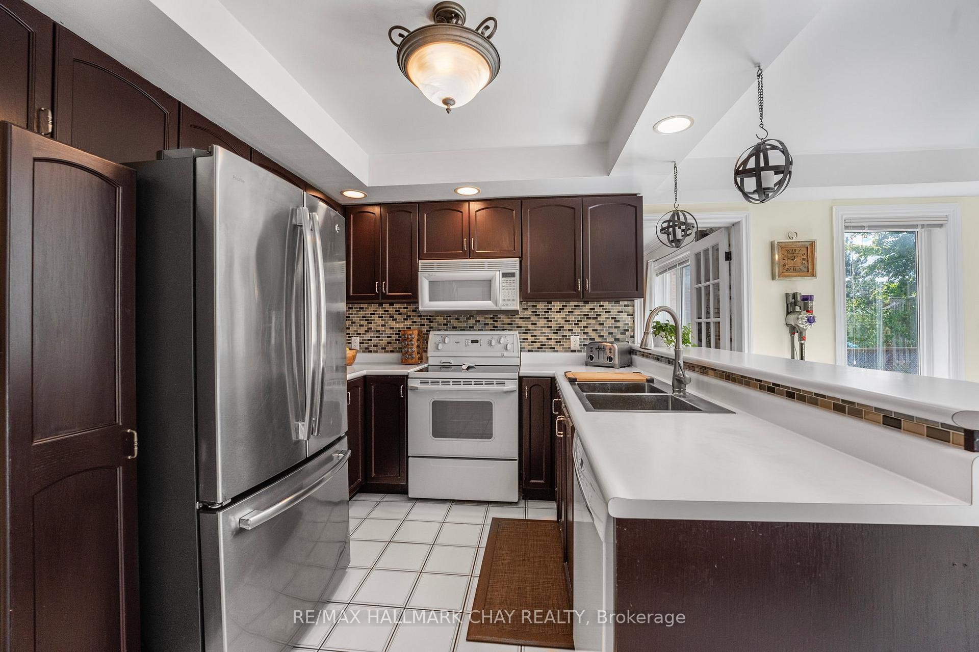 Photo 11 of 22 Thackeray Crescent, Barrie, Letitia Heights — HOMEH