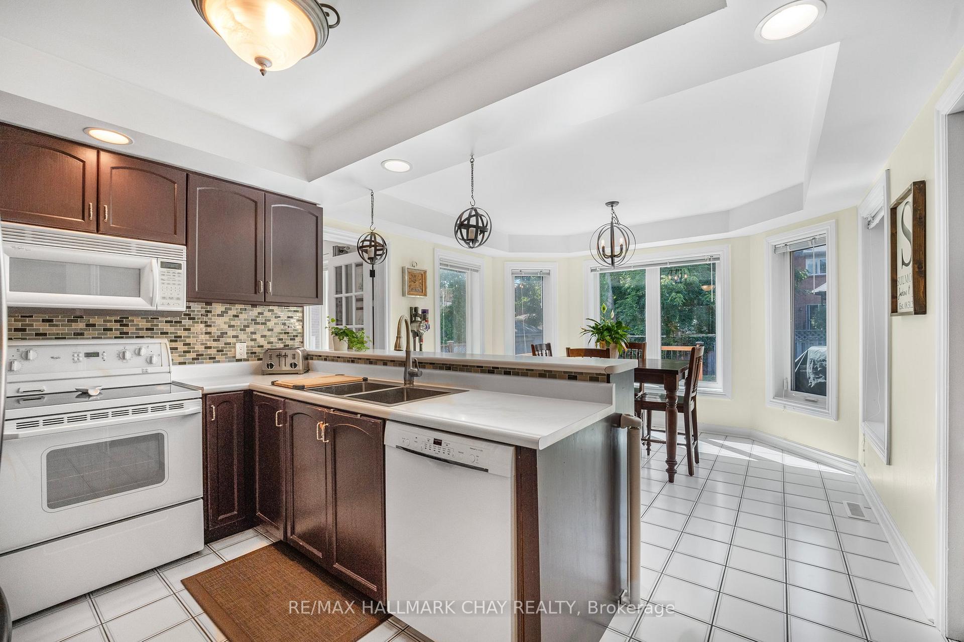 Photo 12 of 22 Thackeray Crescent, Barrie, Letitia Heights — HOMEH