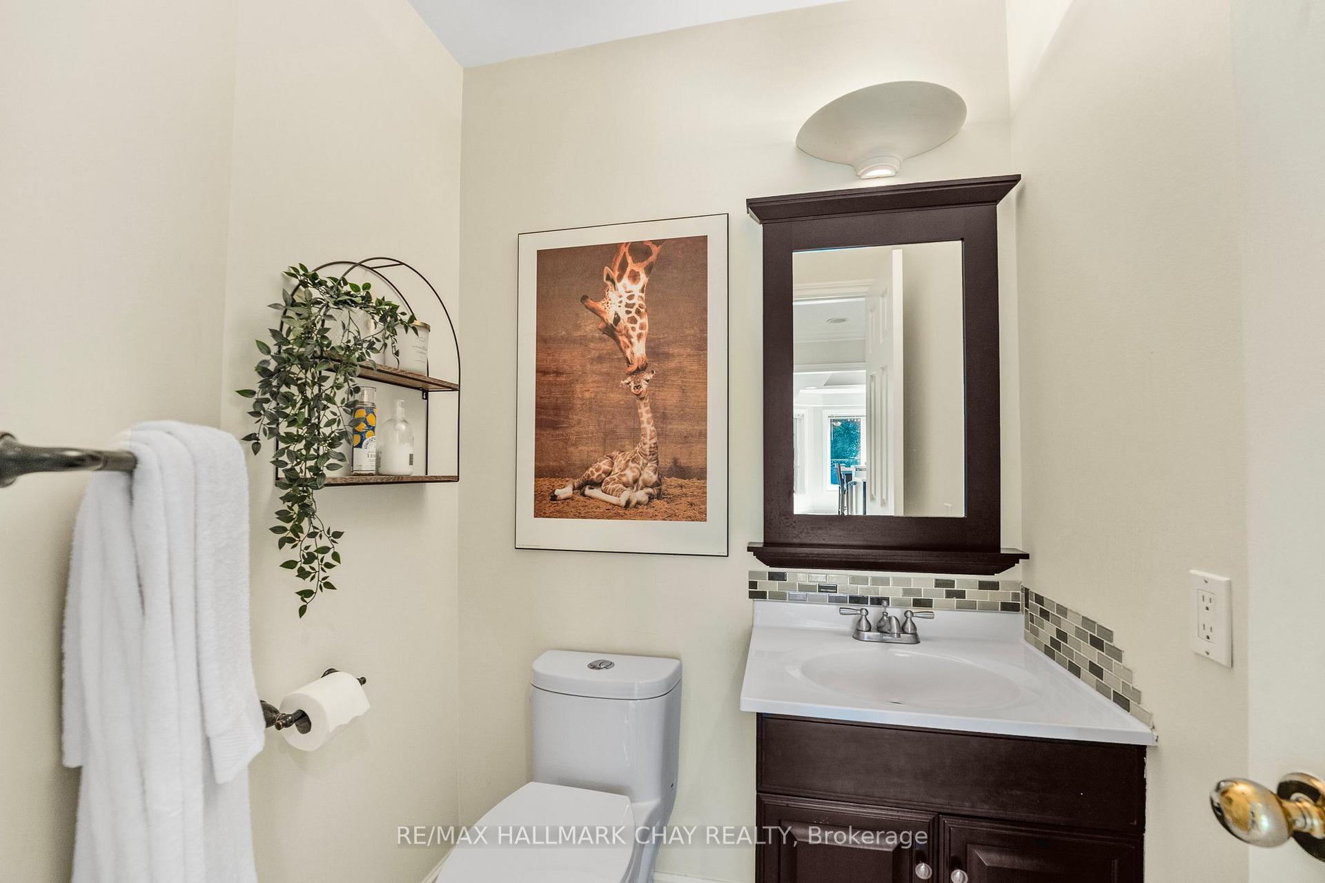 Photo 14 of 22 Thackeray Crescent, Barrie, Letitia Heights — HOMEH