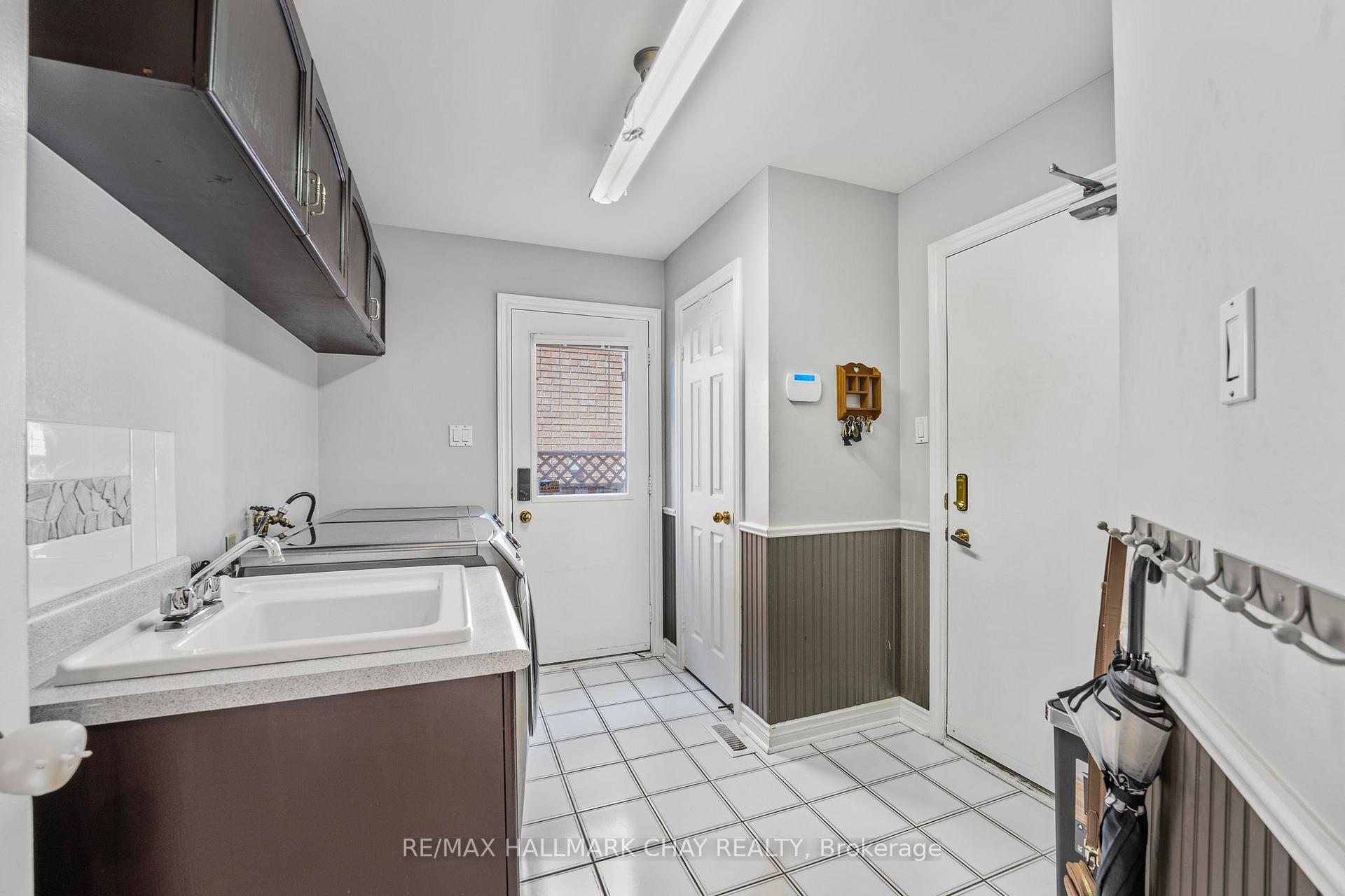 Photo 17 of 22 Thackeray Crescent, Barrie, Letitia Heights — HOMEH