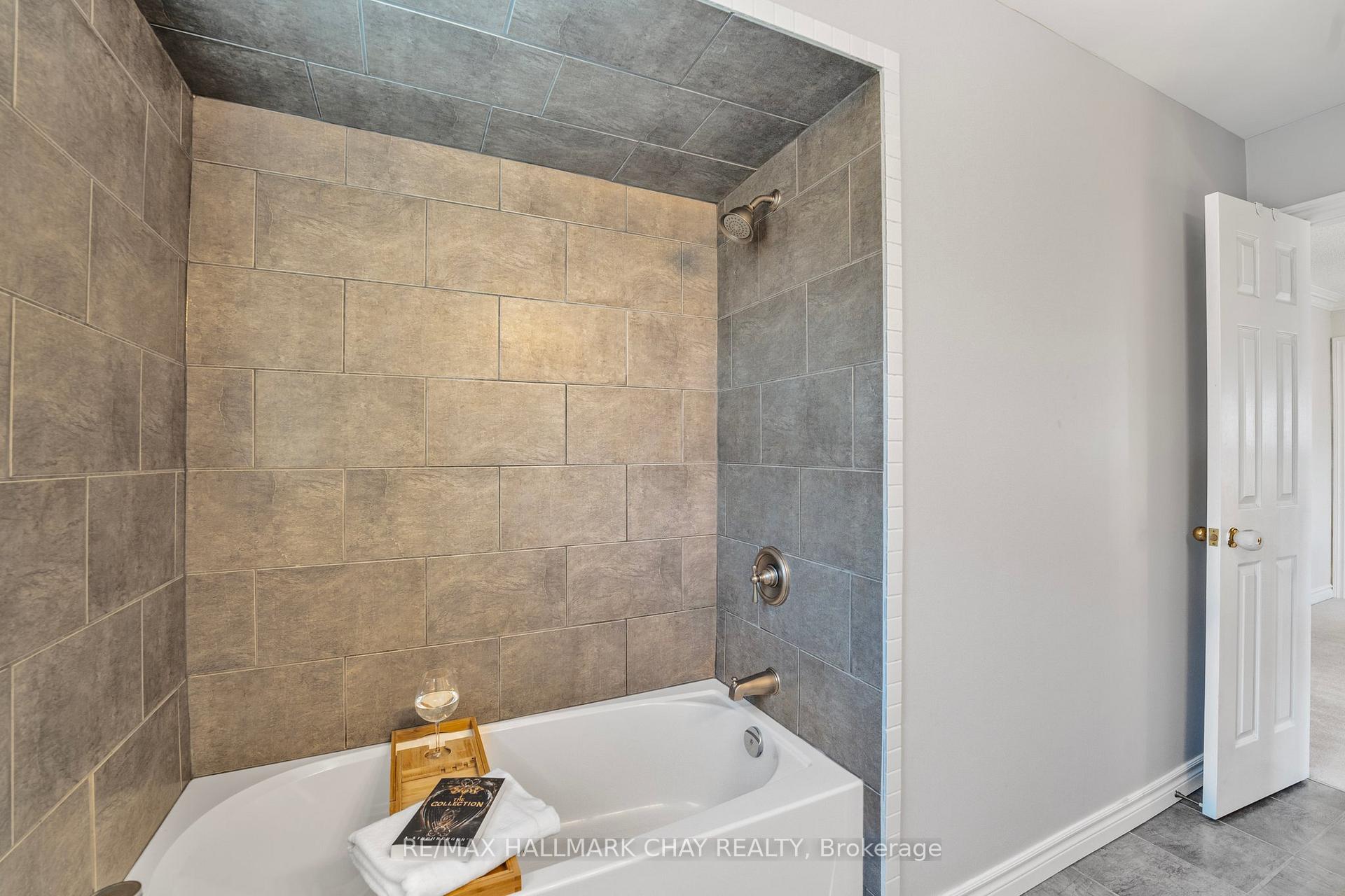 Photo 26 of 22 Thackeray Crescent, Barrie, Letitia Heights — HOMEH