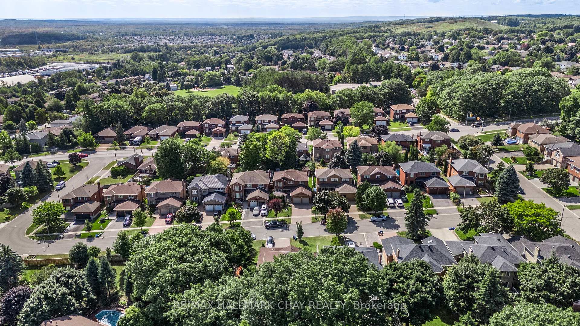 Photo 38 of 22 Thackeray Crescent, Barrie, Letitia Heights — HOMEH