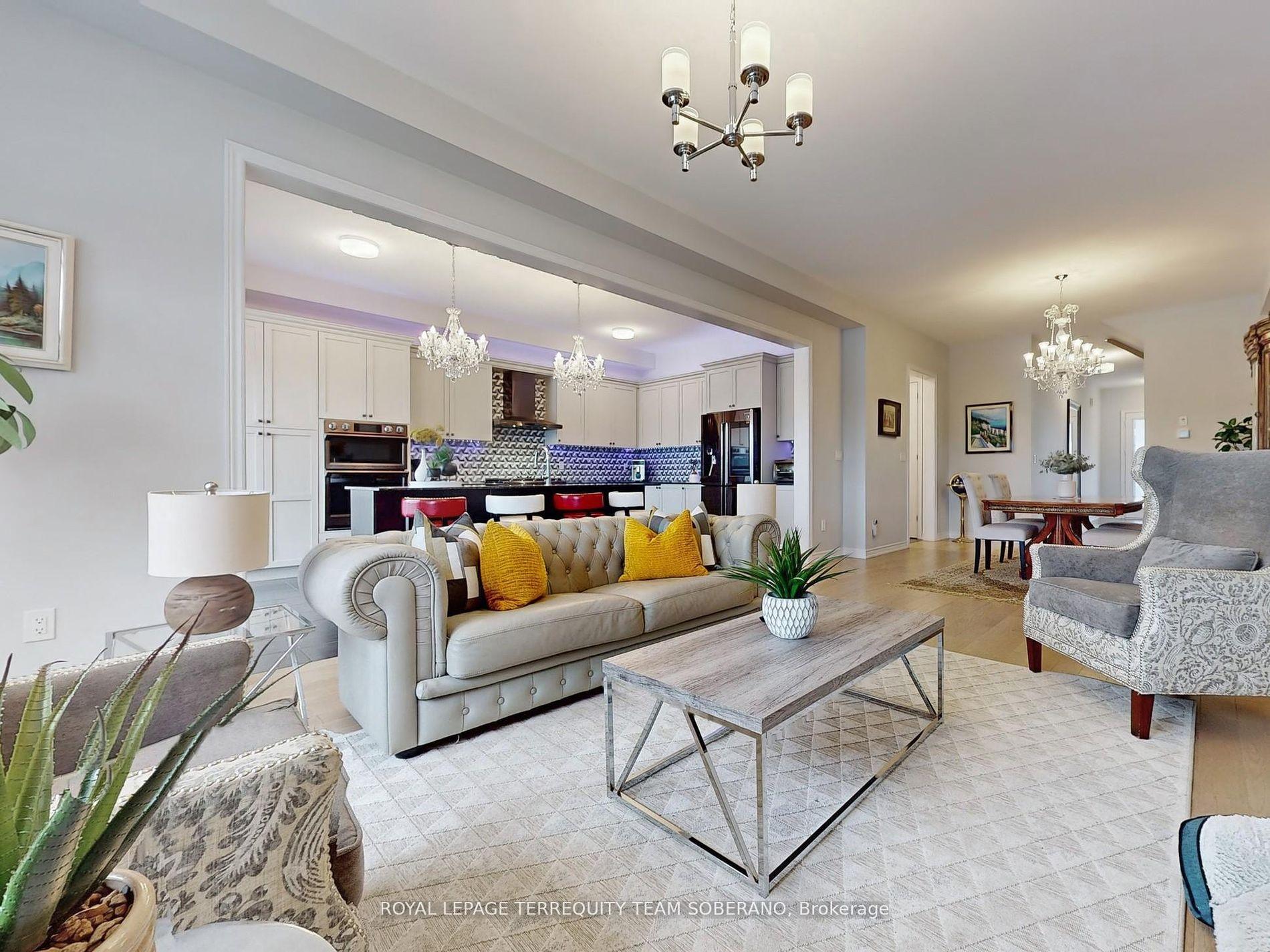 Photo 2 of 80 Pine Hill Crescent, Aurora, Aurora Estates — HOMEH