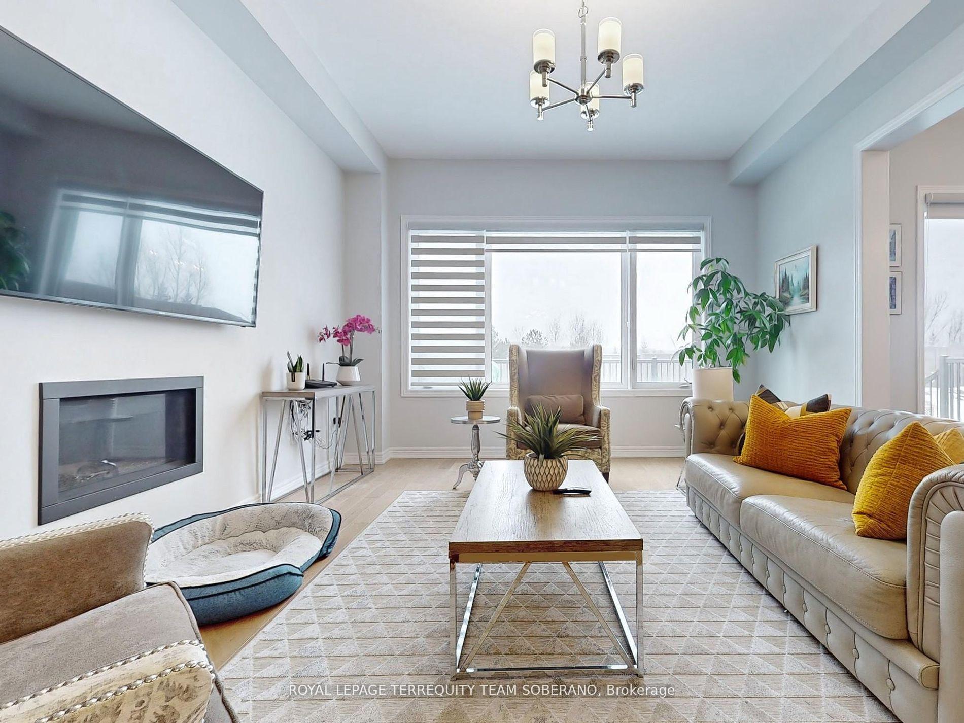 Photo 3 of 80 Pine Hill Crescent, Aurora, Aurora Estates — HOMEH