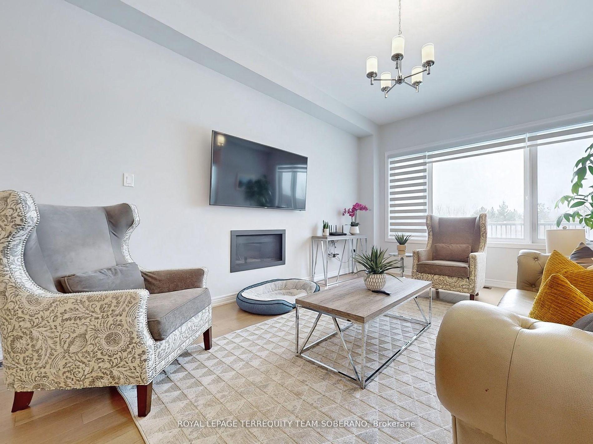 Photo 4 of 80 Pine Hill Crescent, Aurora, Aurora Estates — HOMEH