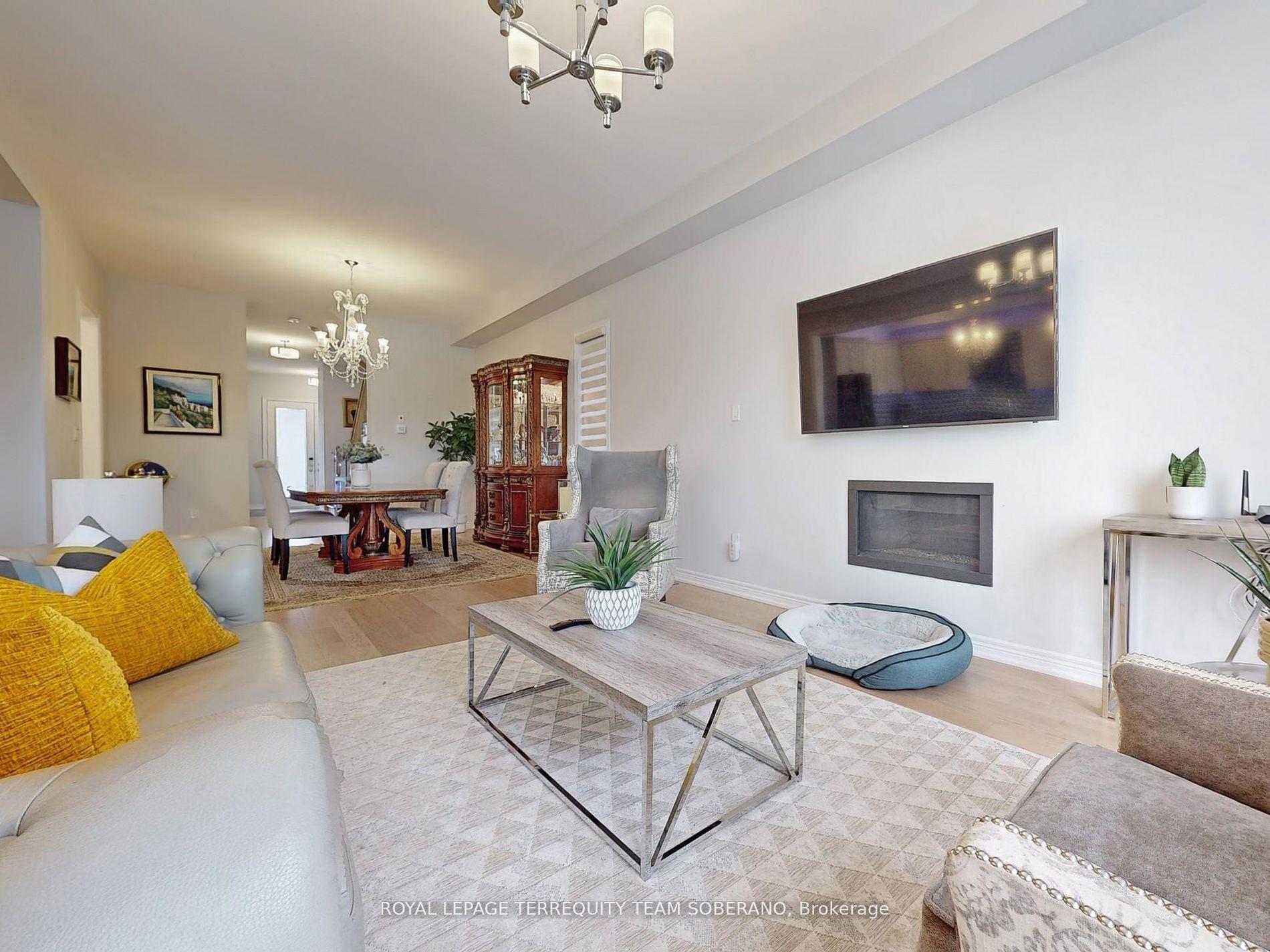 Photo 5 of 80 Pine Hill Crescent, Aurora, Aurora Estates — HOMEH