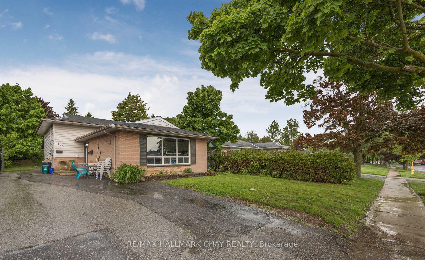 Front of Unit 1, 2, 3, 104 Daphne Crescent