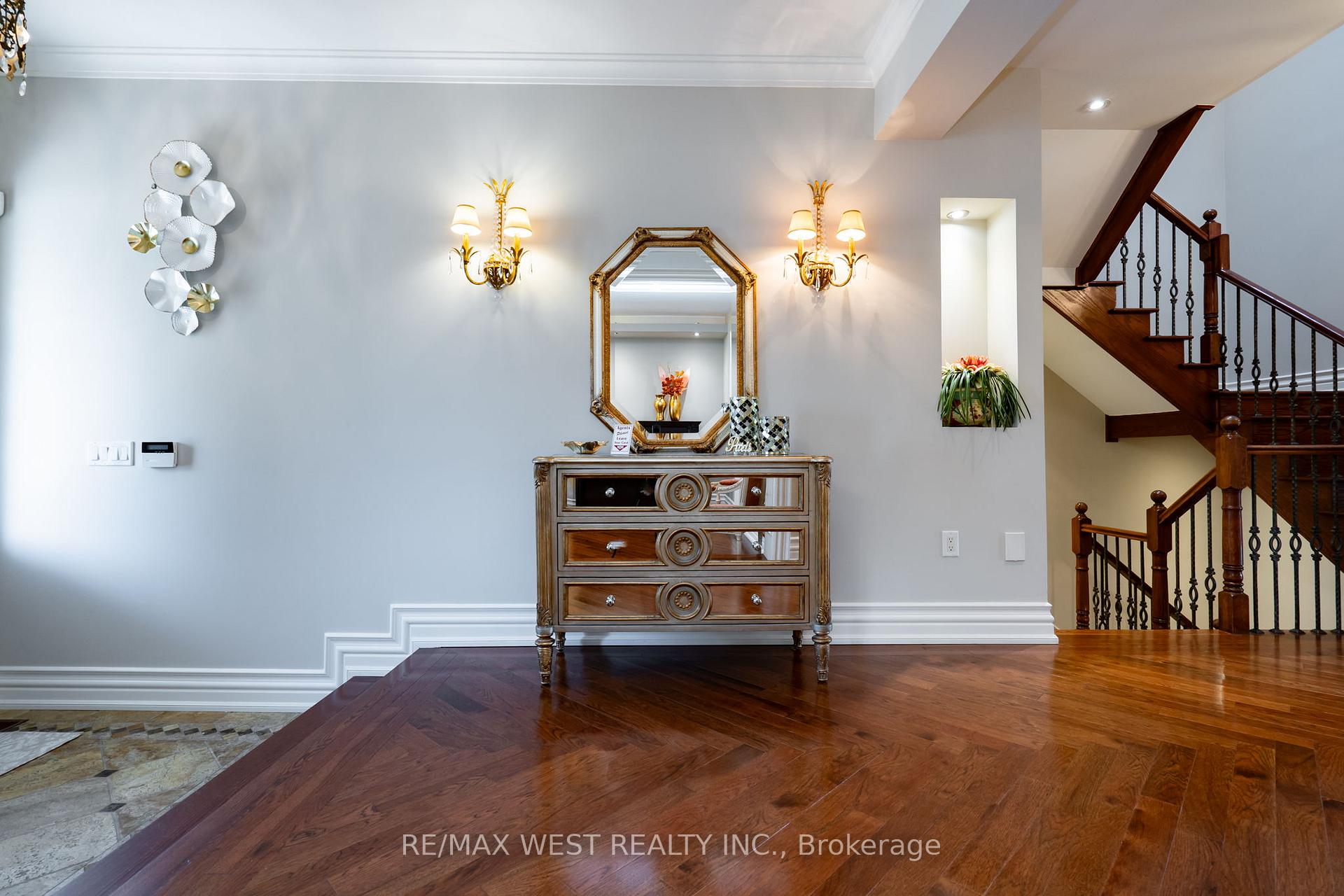 Photo 10 of 309 Treelawn Boulevard, Vaughan, Kleinburg — HOMEH