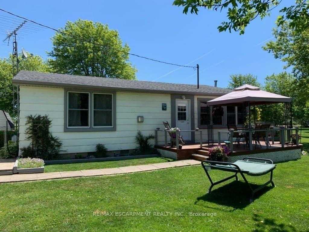 Front of 576 Lakeshore Road