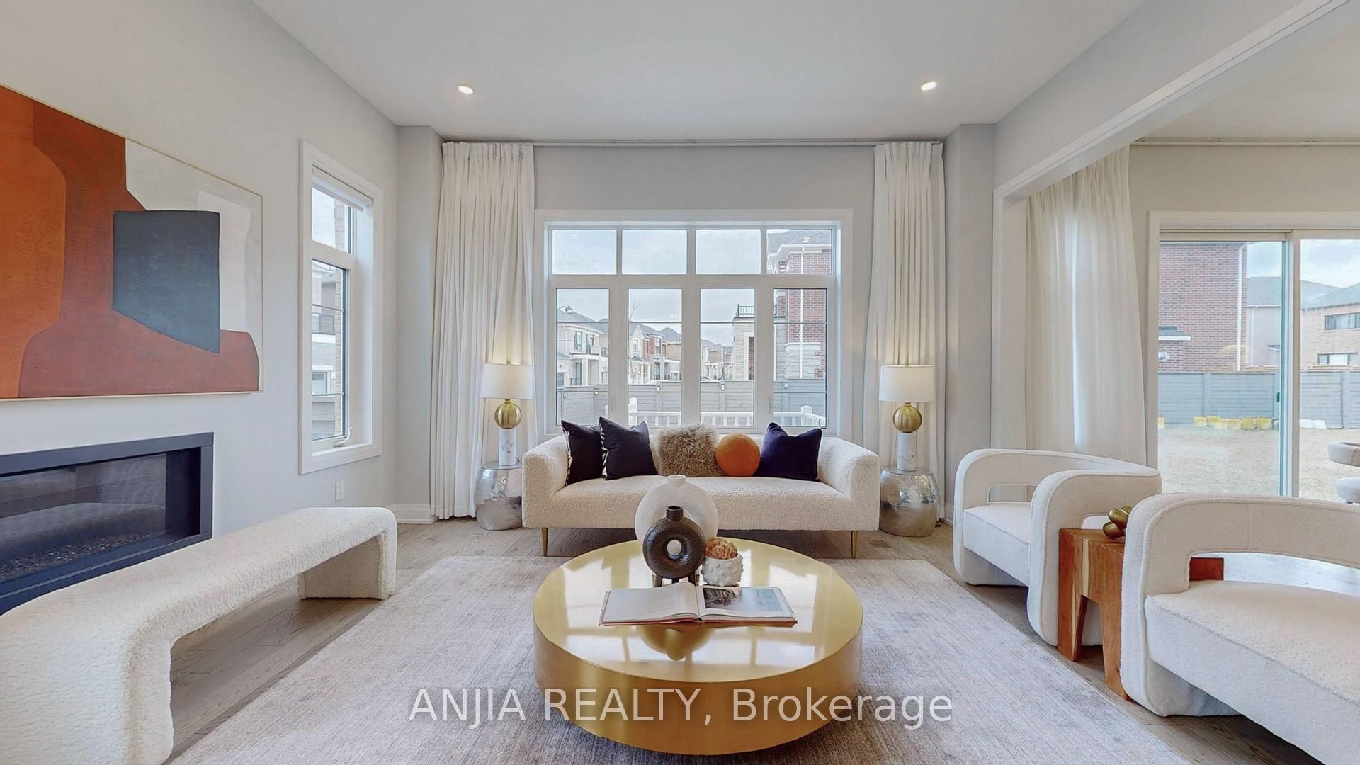 Photo 3 of 129 Pine Hill Crescent, Aurora, Aurora Estates — HOMEH