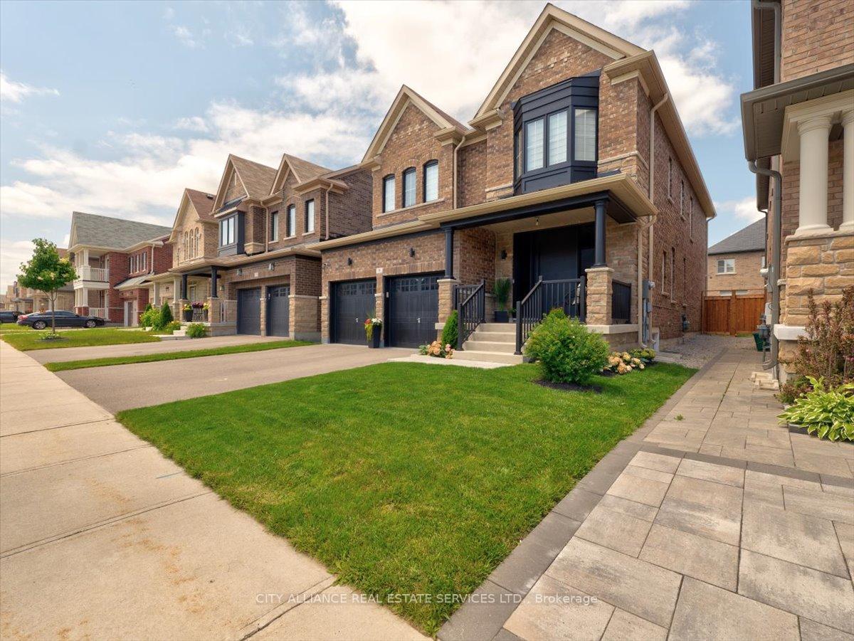 Photo 2 of 9 Boone Crescent, Vaughan, Kleinburg — HOMEH