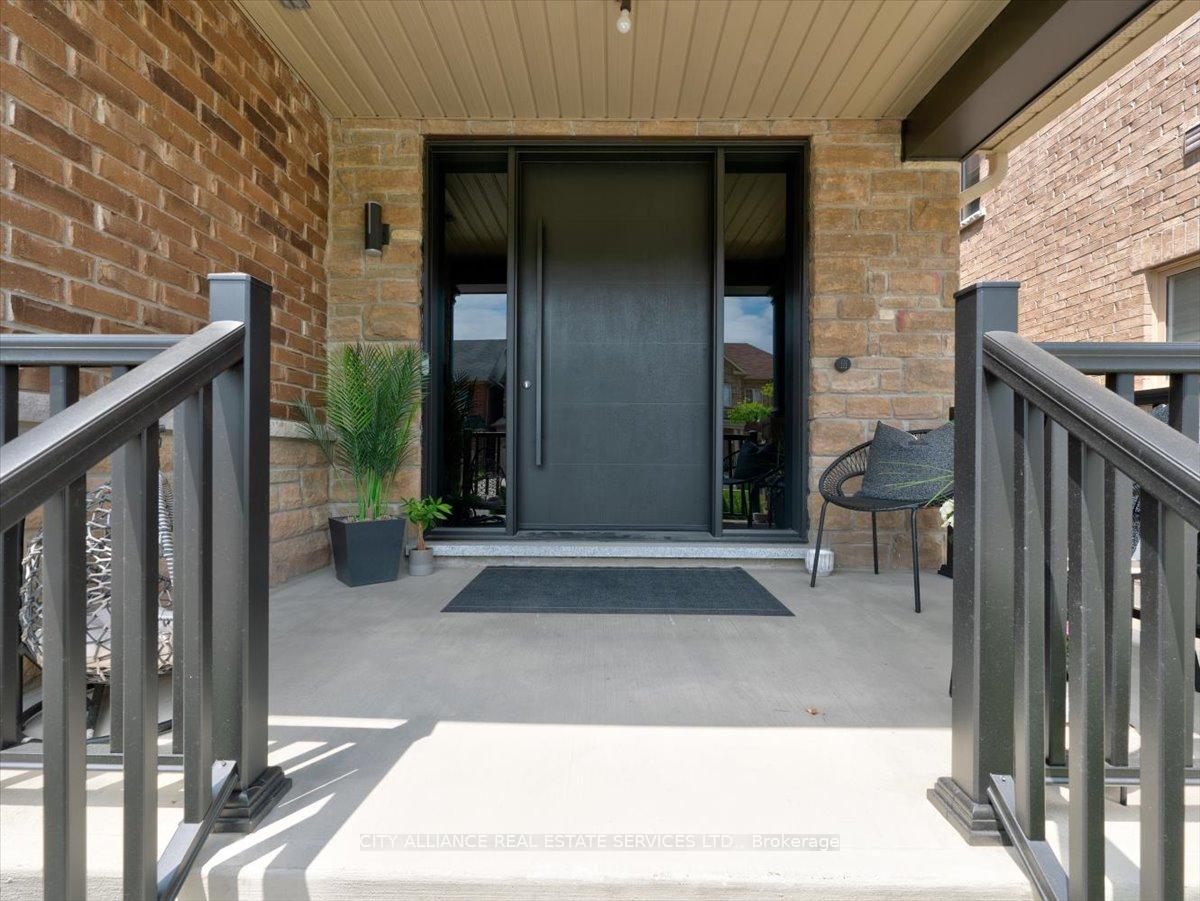 Photo 5 of 9 Boone Crescent, Vaughan, Kleinburg — HOMEH