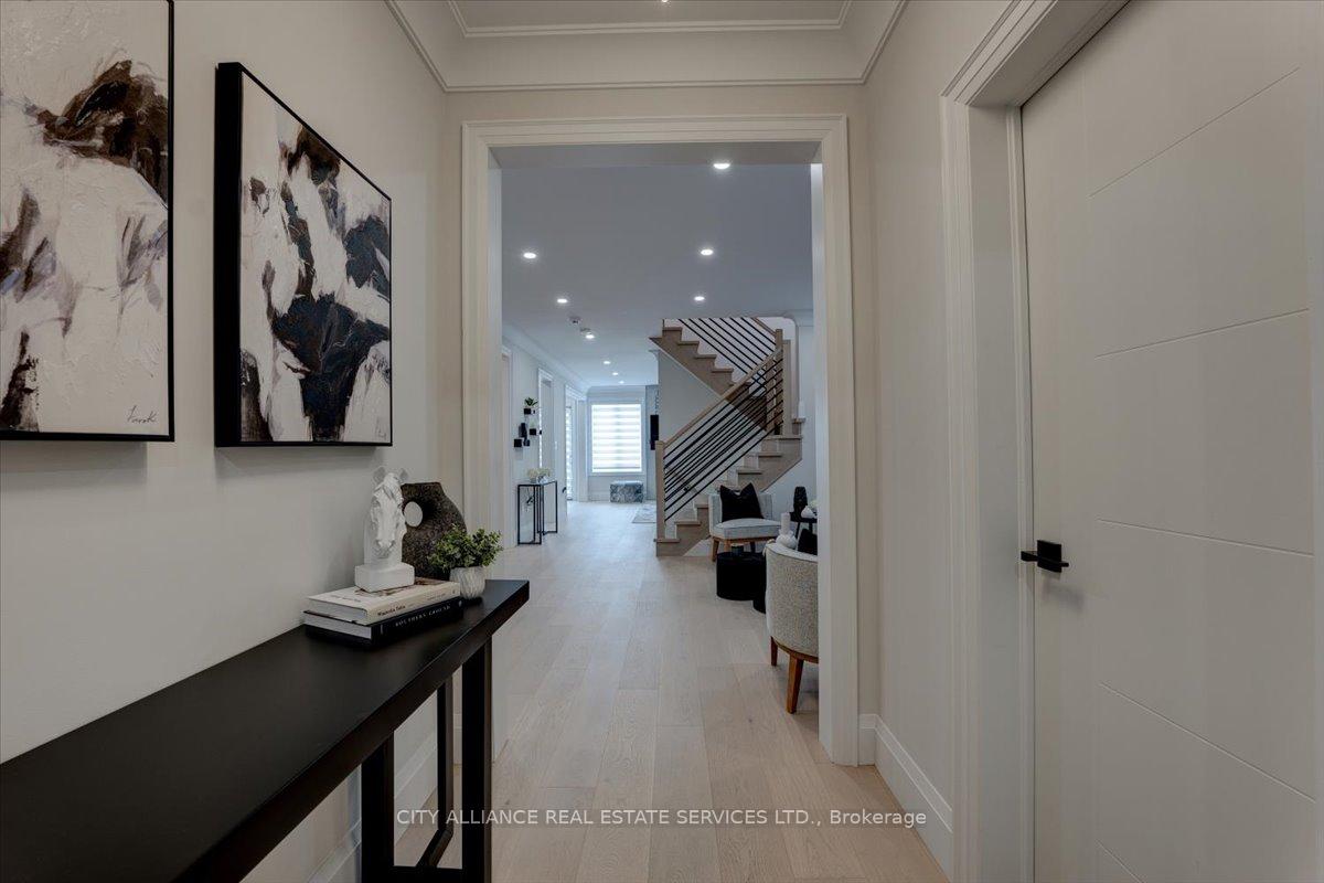 Photo 3 of 9 Boone Crescent, Vaughan, Kleinburg — HOMEH