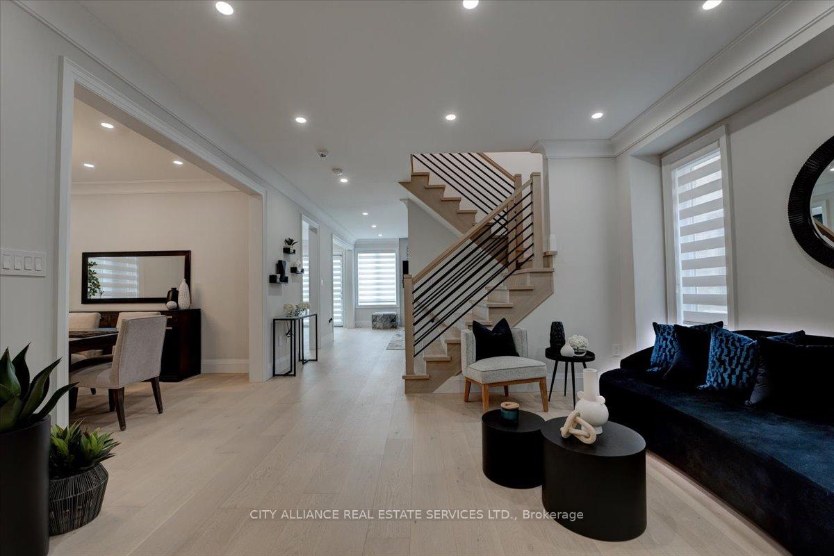 Photo 8 of 9 Boone Crescent, Vaughan, Kleinburg — HOMEH