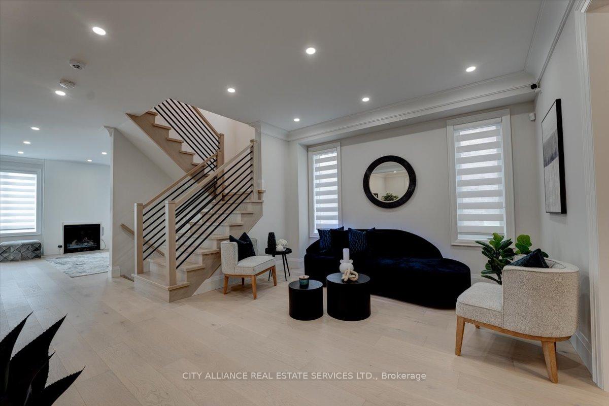 Photo 7 of 9 Boone Crescent, Vaughan, Kleinburg — HOMEH
