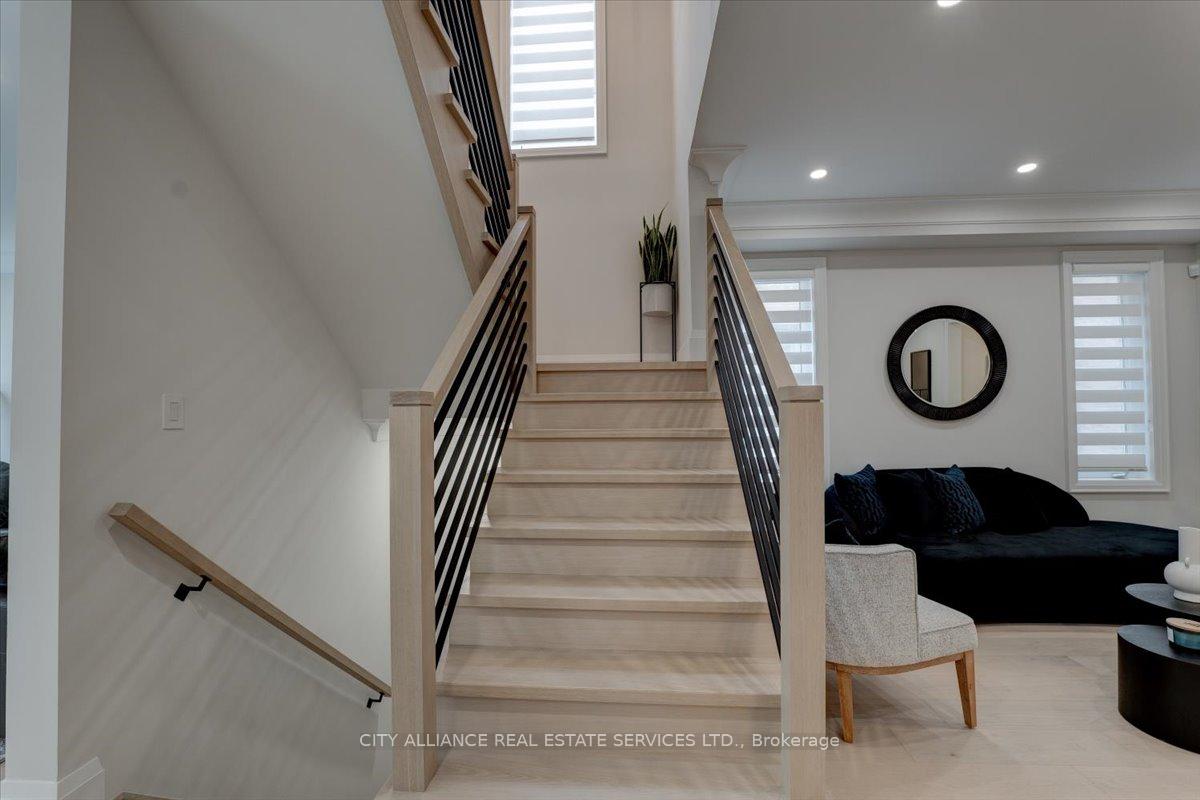Photo 15 of 9 Boone Crescent, Vaughan, Kleinburg — HOMEH