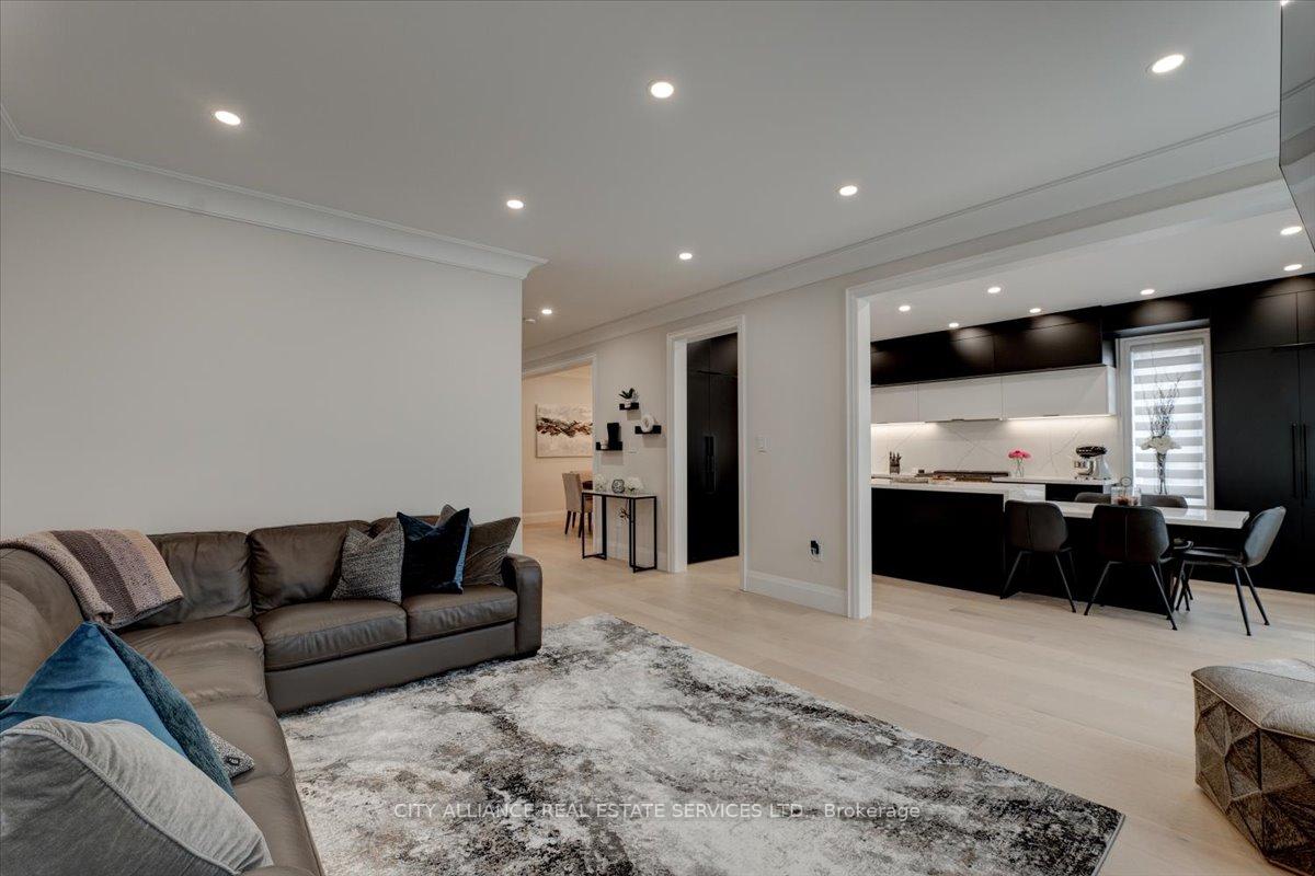 Photo 13 of 9 Boone Crescent, Vaughan, Kleinburg — HOMEH