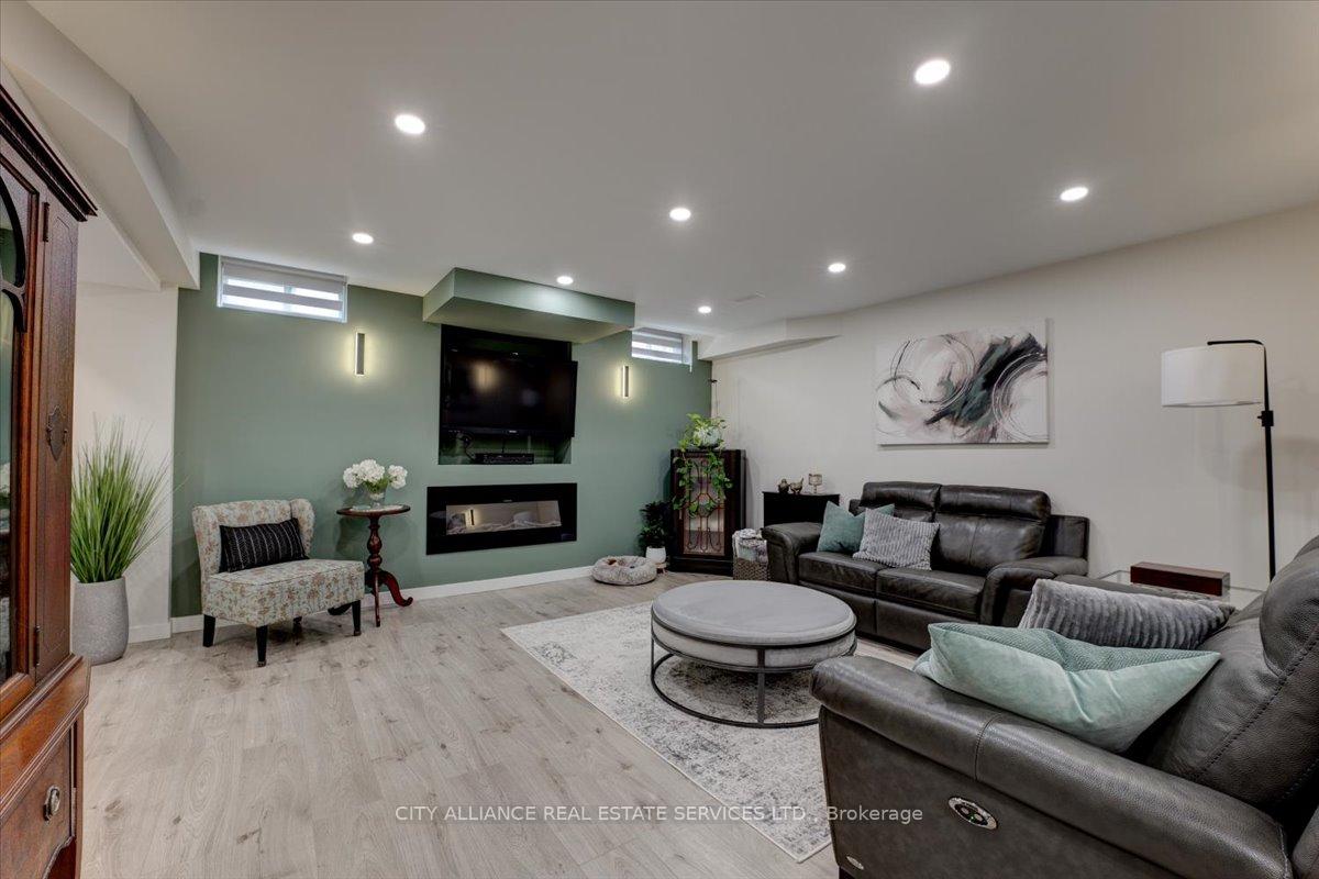 Photo 36 of 9 Boone Crescent, Vaughan, Kleinburg — HOMEH