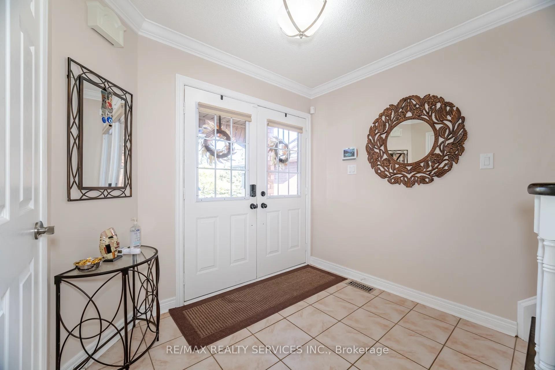 Photo 2 of 19 Gray Park Drive, Caledon, Bolton West — HOMEH
