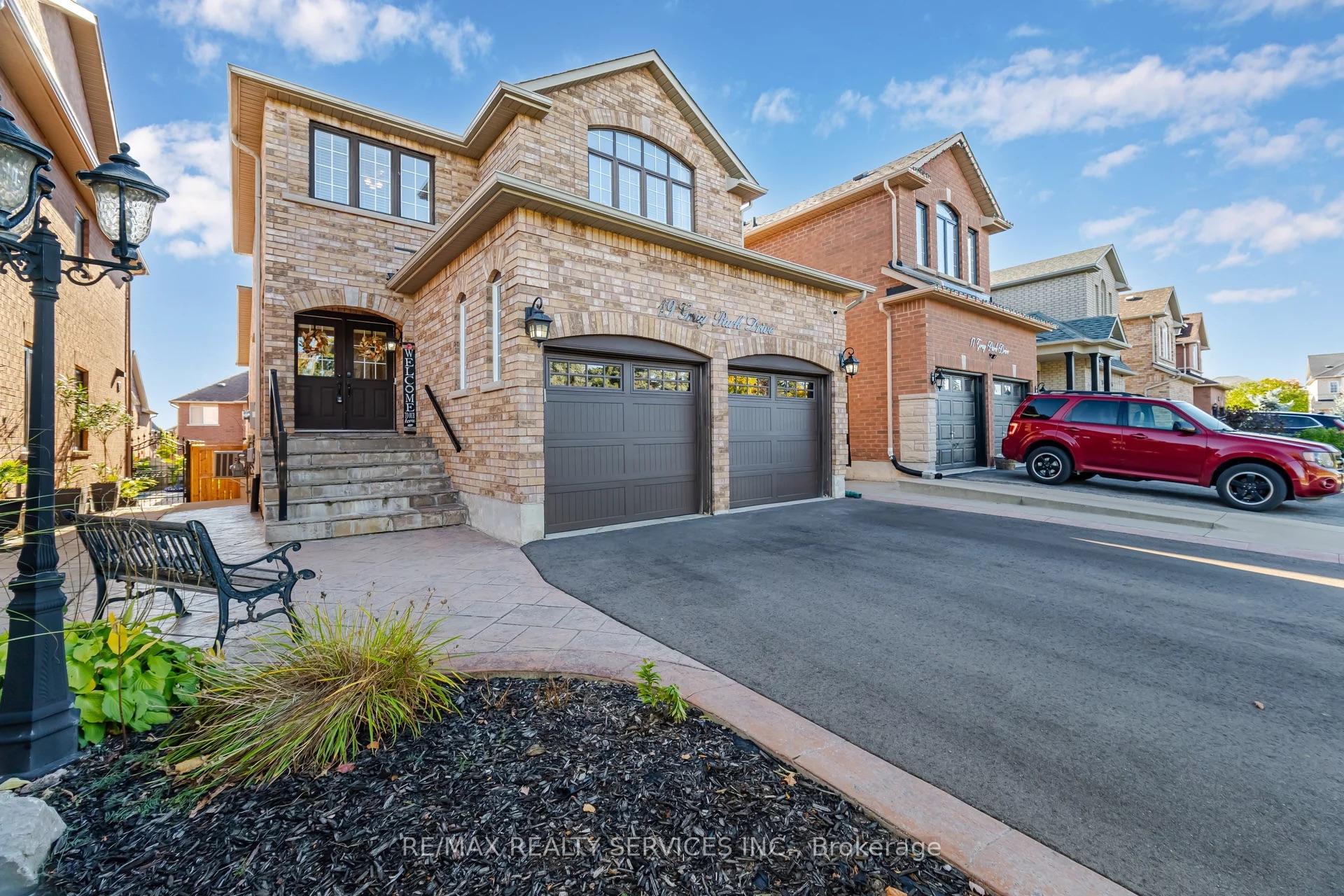 Photo 3 of 19 Gray Park Drive, Caledon, Bolton West — HOMEH