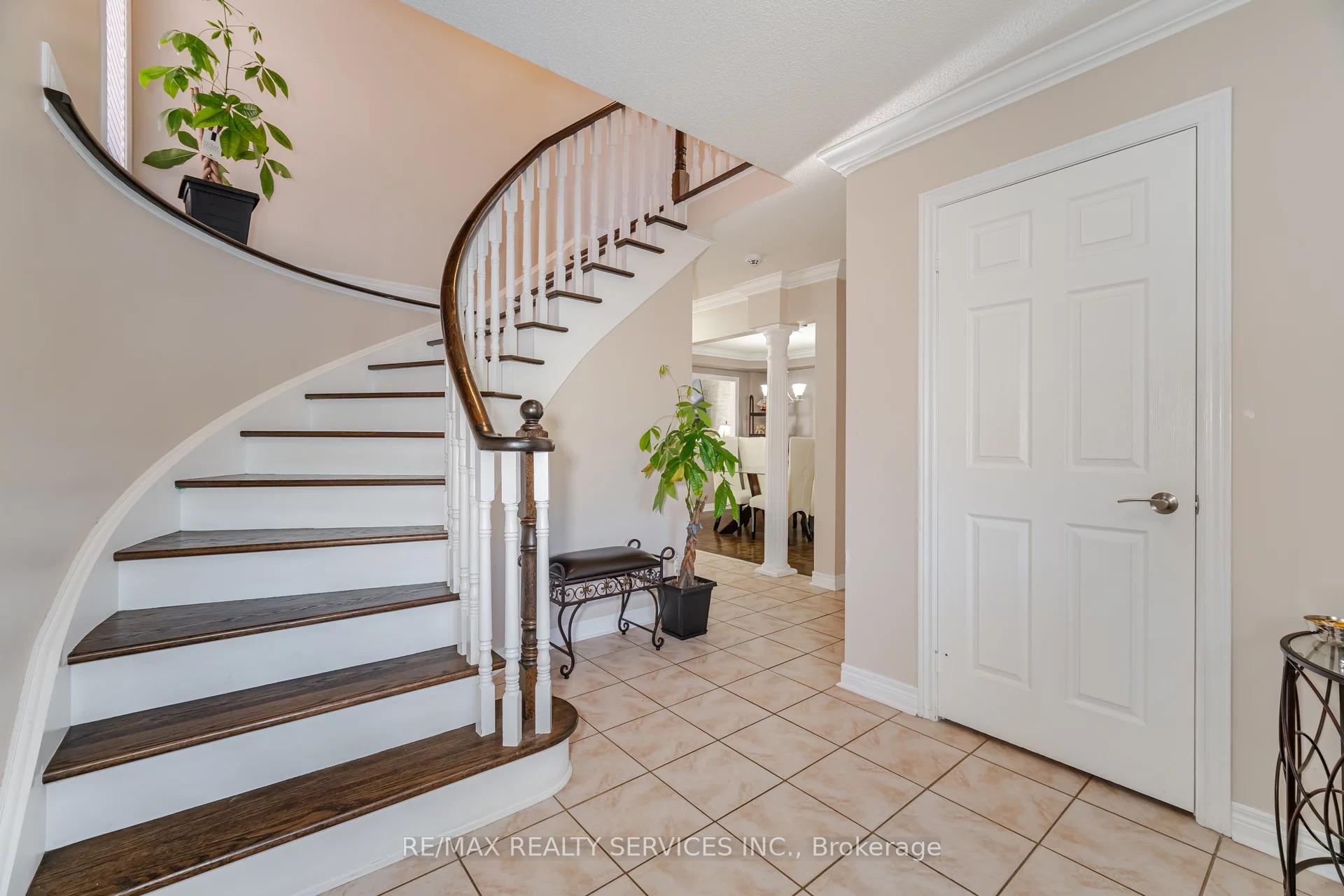Photo 7 of 19 Gray Park Drive, Caledon, Bolton West — HOMEH