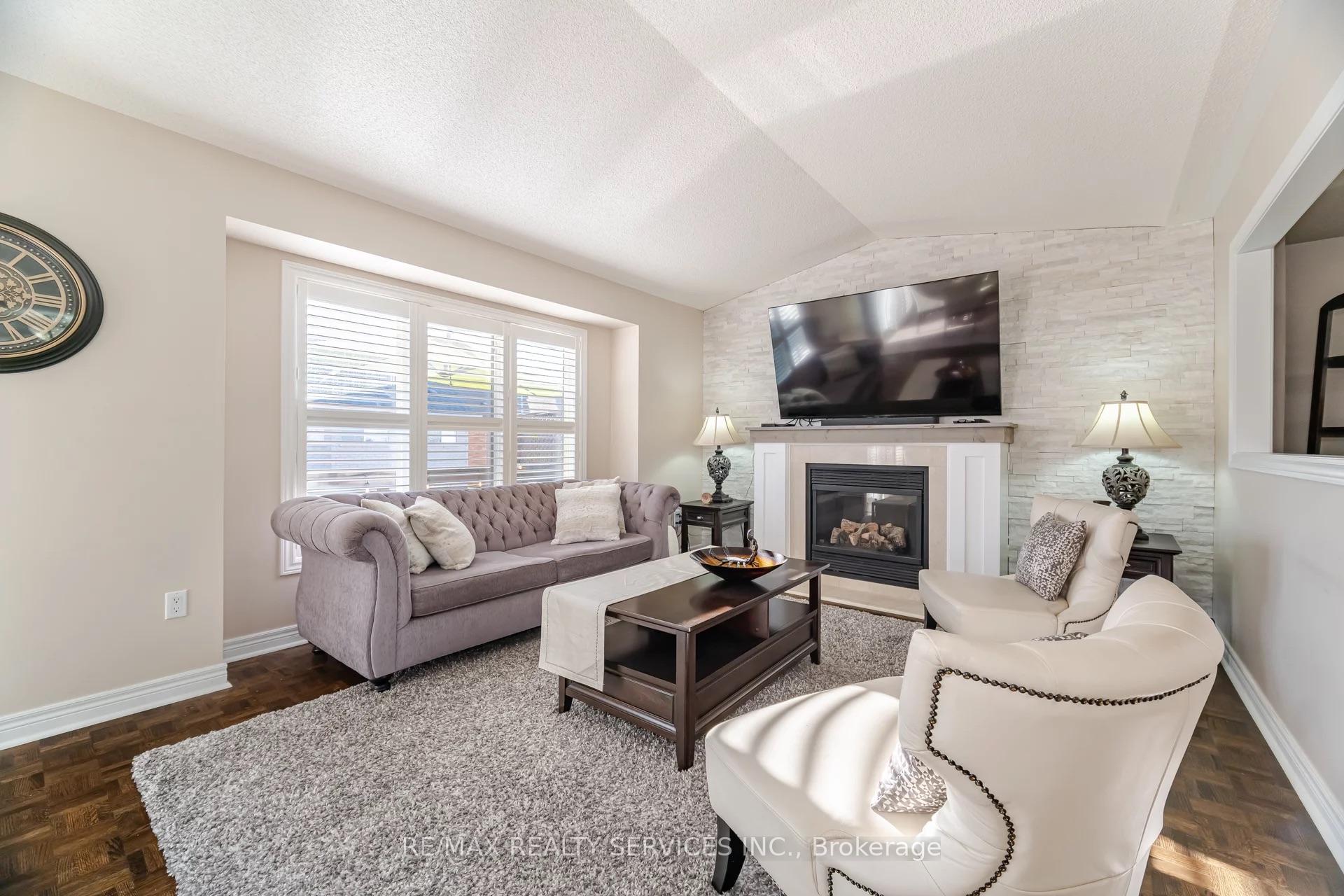 Photo 9 of 19 Gray Park Drive, Caledon, Bolton West — HOMEH