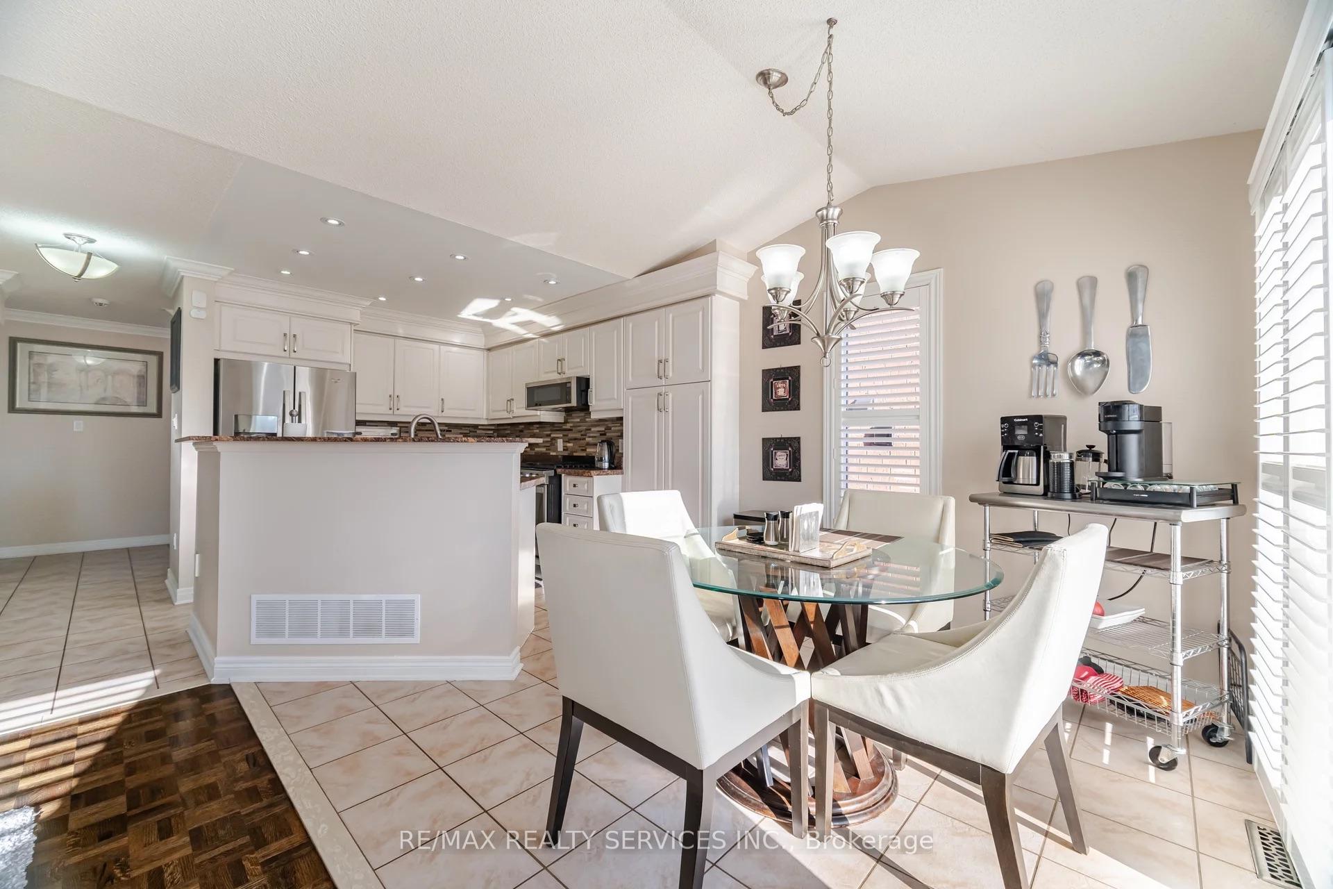 Photo 11 of 19 Gray Park Drive, Caledon, Bolton West — HOMEH