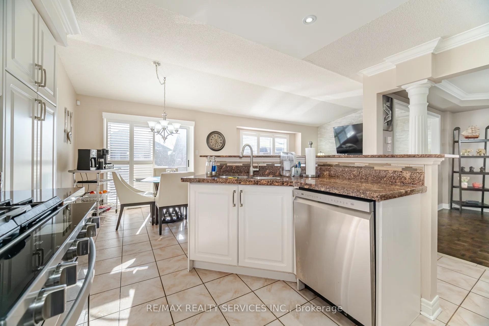 Photo 12 of 19 Gray Park Drive, Caledon, Bolton West — HOMEH