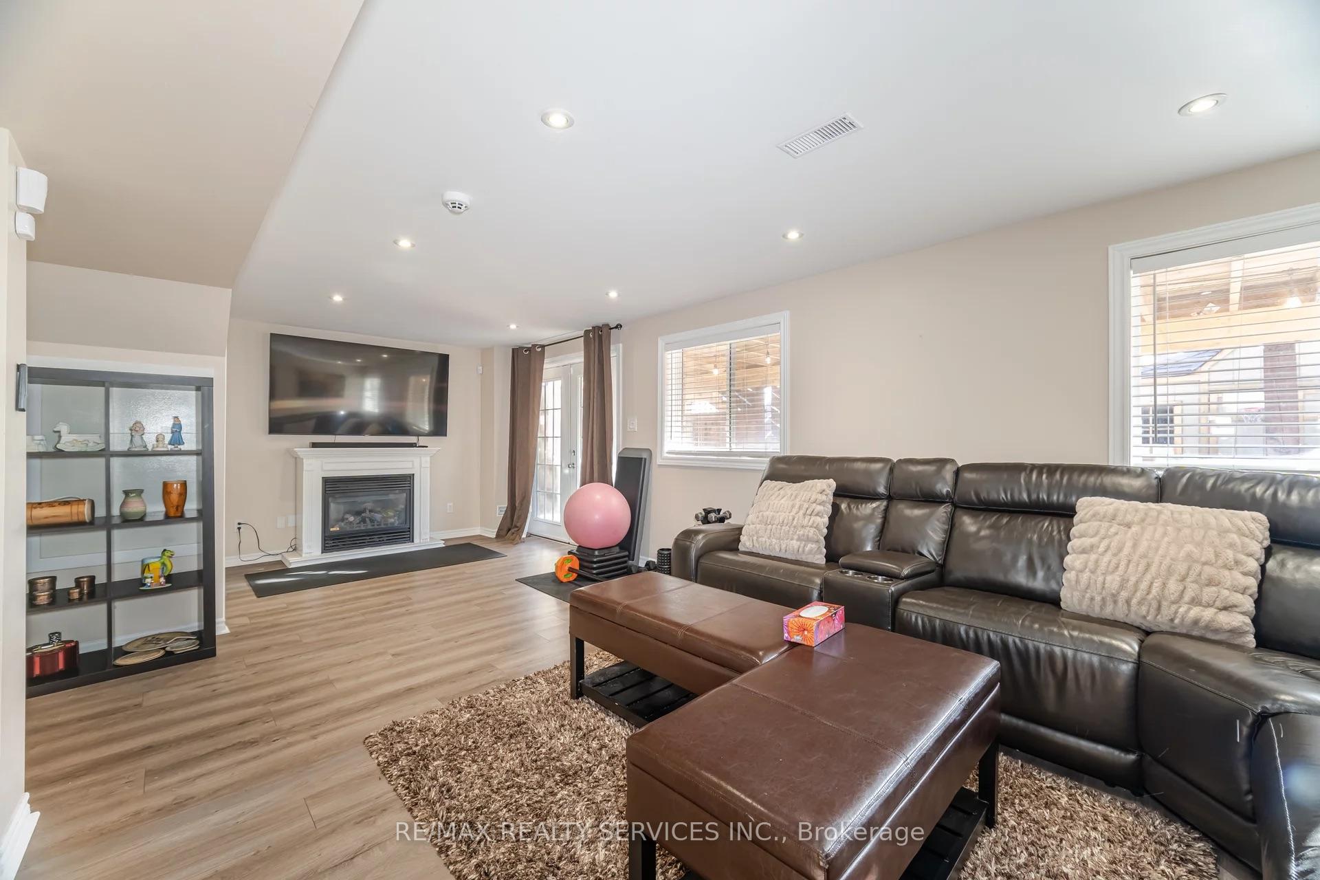 Photo 25 of 19 Gray Park Drive, Caledon, Bolton West — HOMEH