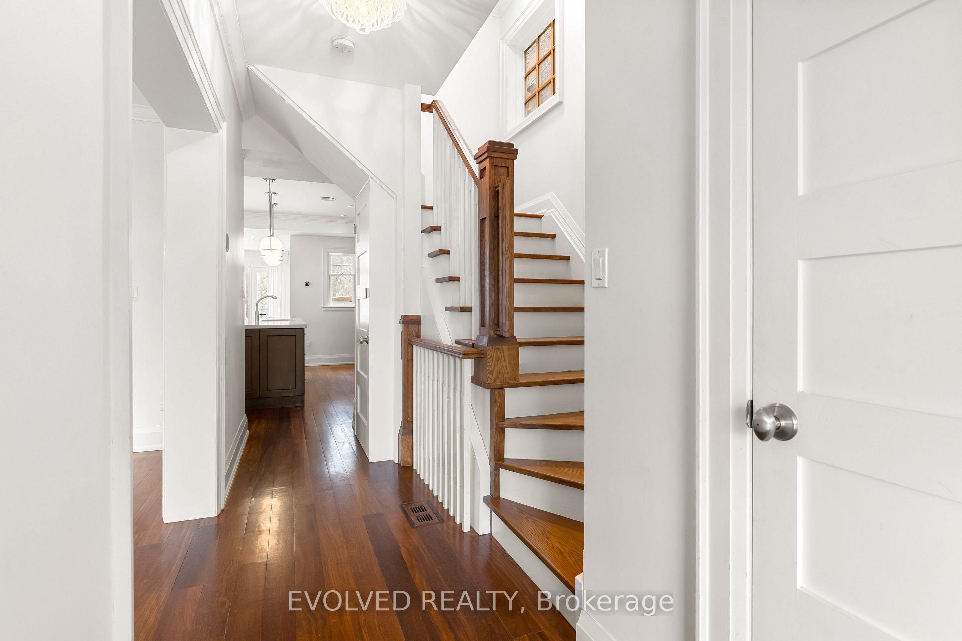 Photo 4 of 124 Kenilworth Avenue, Toronto, The Beaches — HOMEH