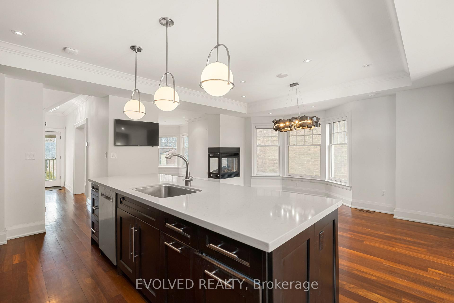 Photo 11 of 124 Kenilworth Avenue, Toronto, The Beaches — HOMEH