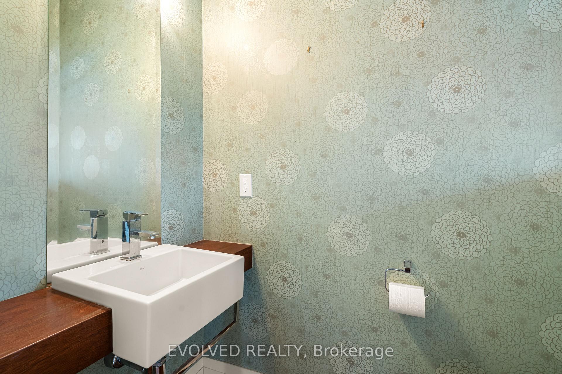 Photo 19 of 124 Kenilworth Avenue, Toronto, The Beaches — HOMEH