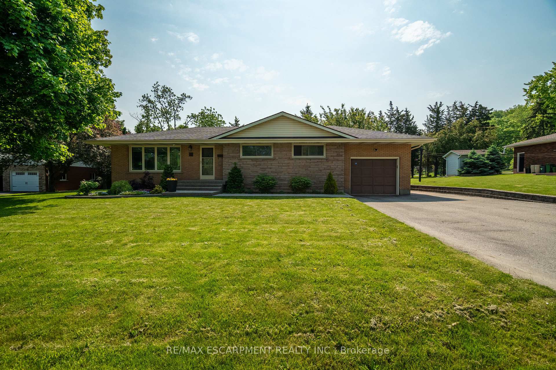 Photo 1 of 12 Southmeadow Court, Hamilton, Stoney Creek — HOMEH