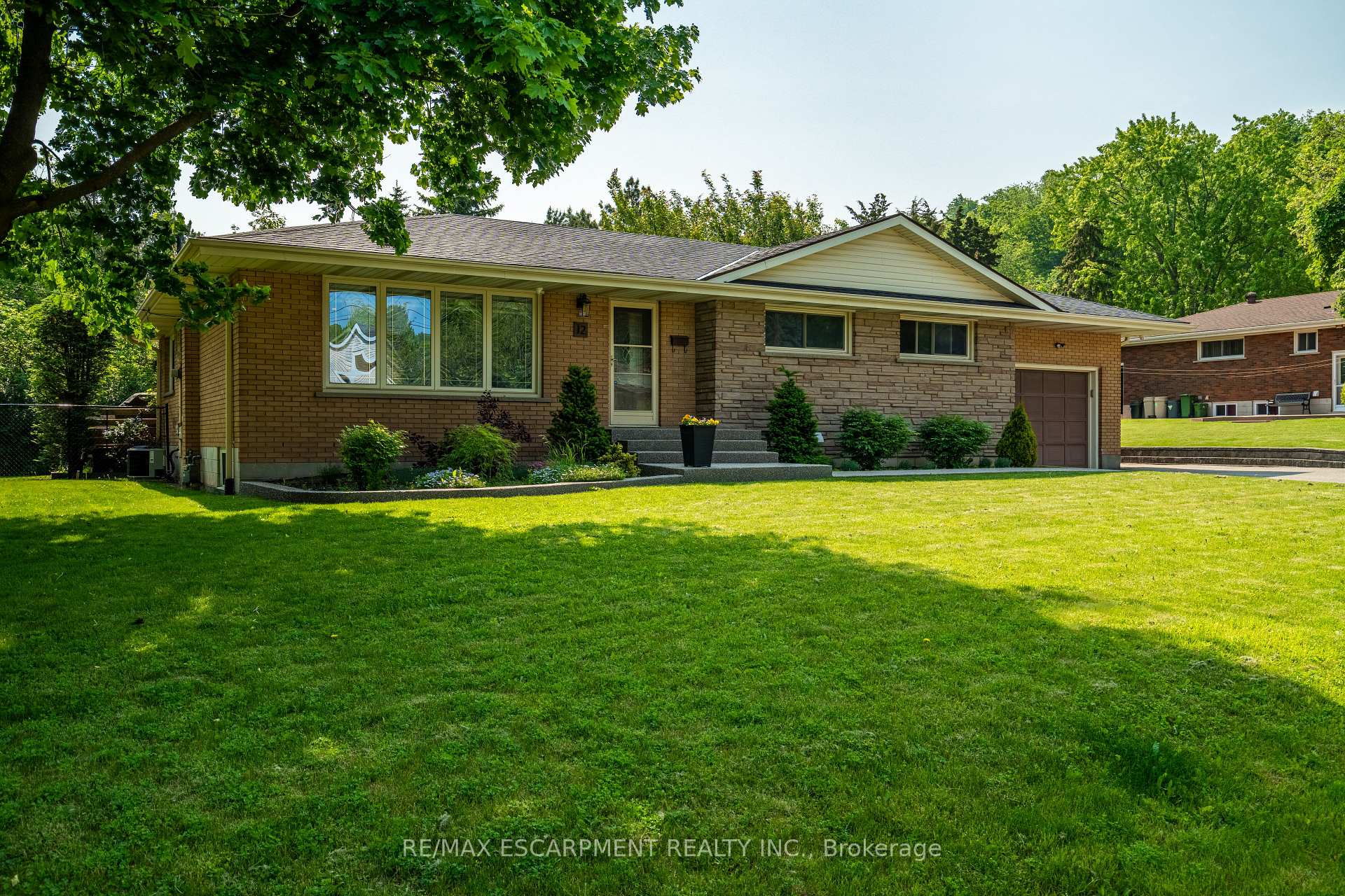 Photo 3 of 12 Southmeadow Court, Hamilton, Stoney Creek — HOMEH