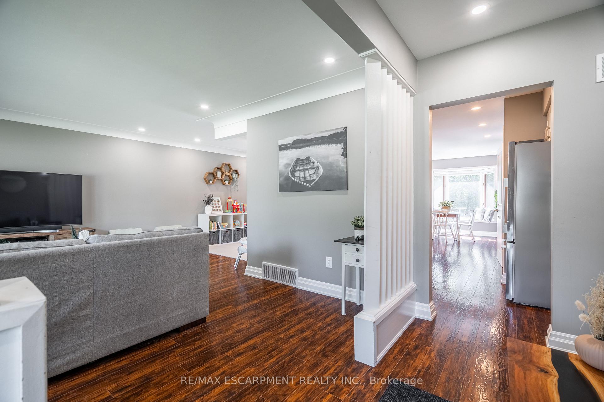 Photo 2 of 12 Southmeadow Court, Hamilton, Stoney Creek — HOMEH