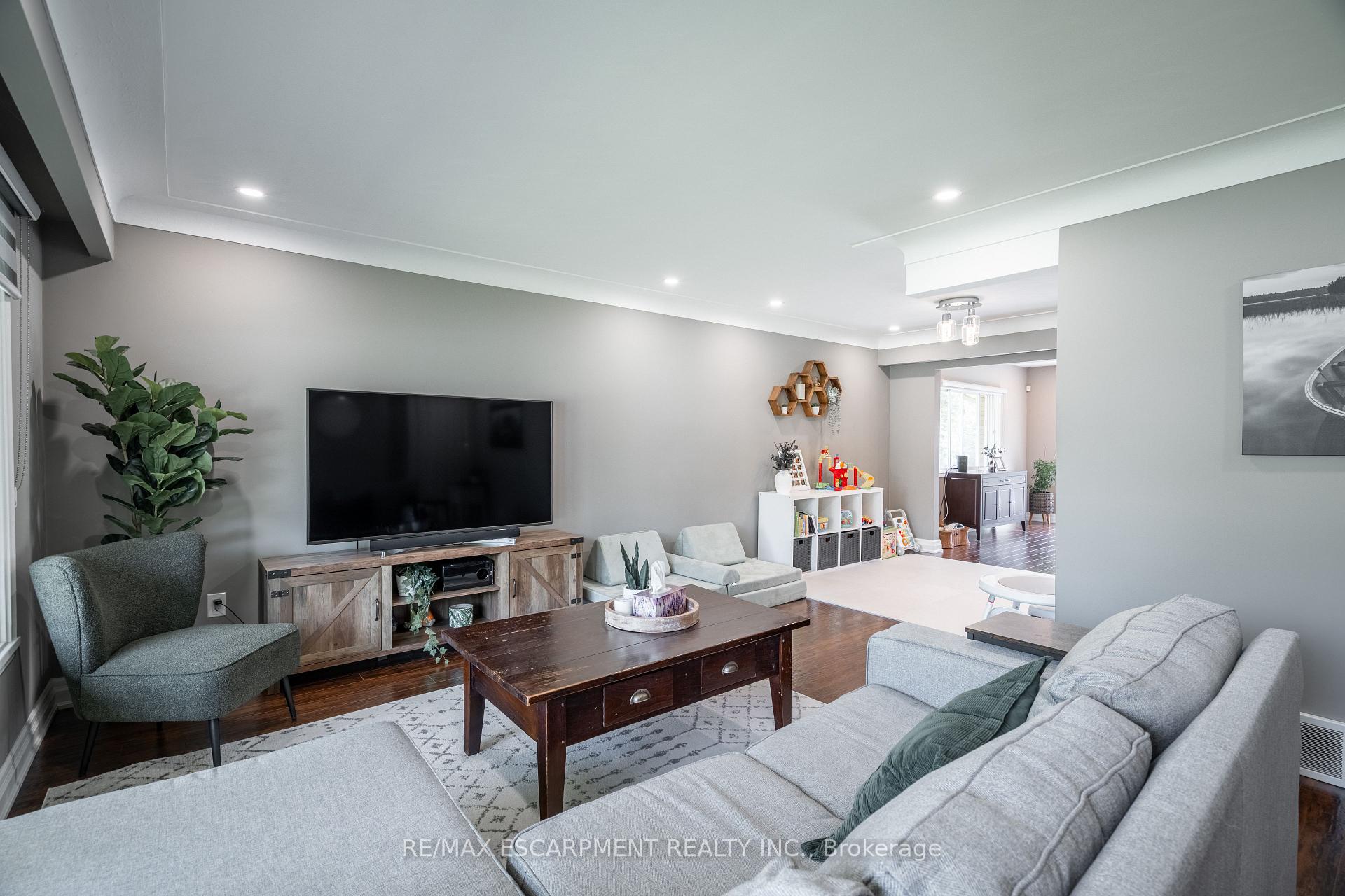 Photo 4 of 12 Southmeadow Court, Hamilton, Stoney Creek — HOMEH