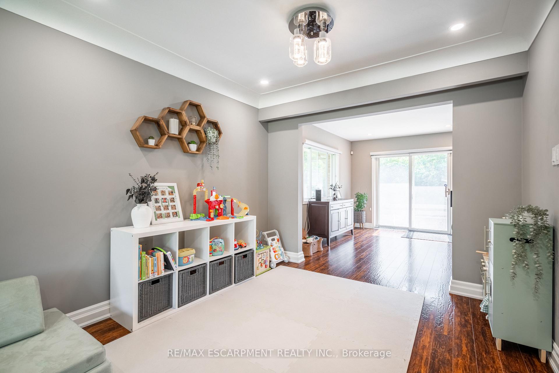 Photo 8 of 12 Southmeadow Court, Hamilton, Stoney Creek — HOMEH