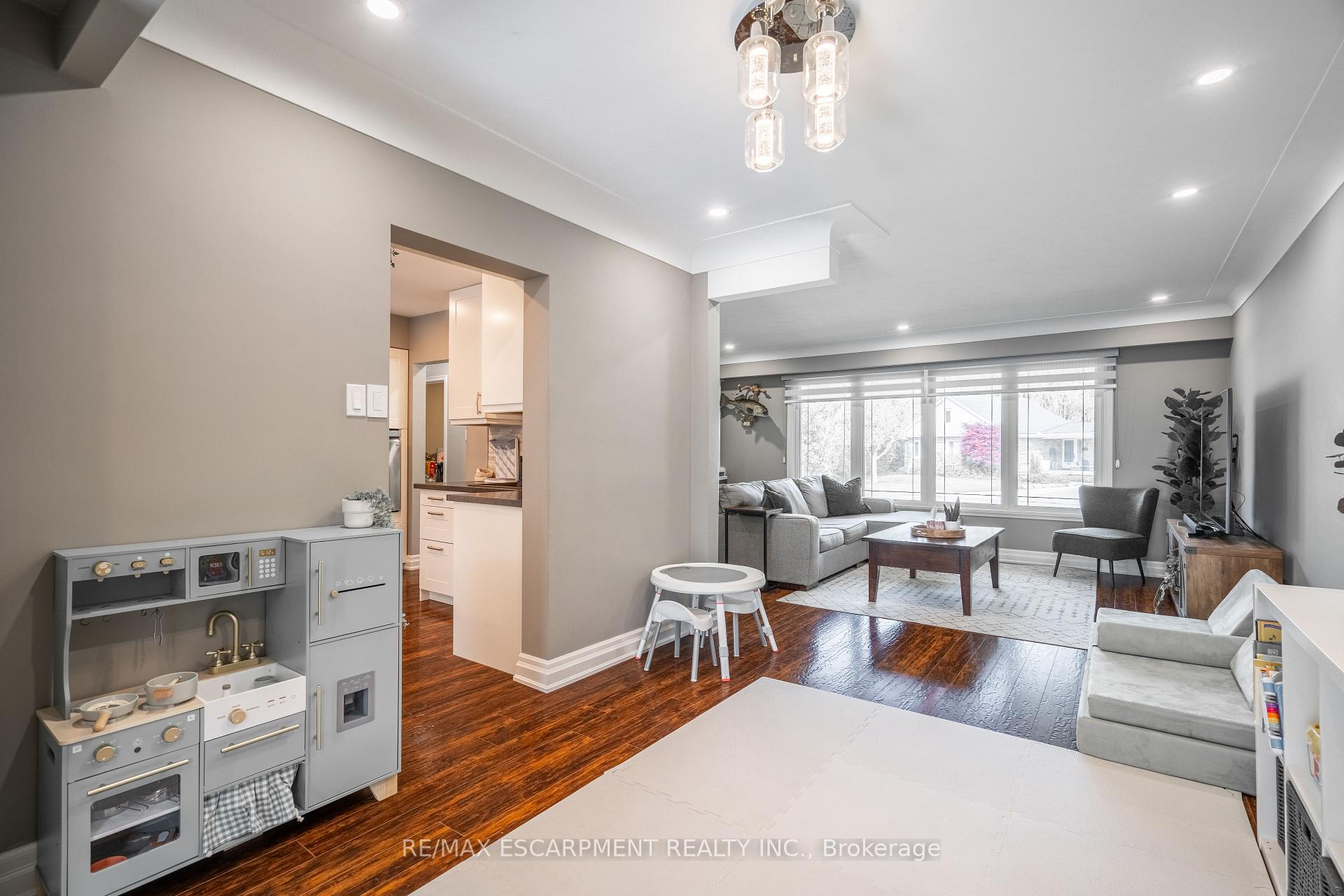 Photo 9 of 12 Southmeadow Court, Hamilton, Stoney Creek — HOMEH