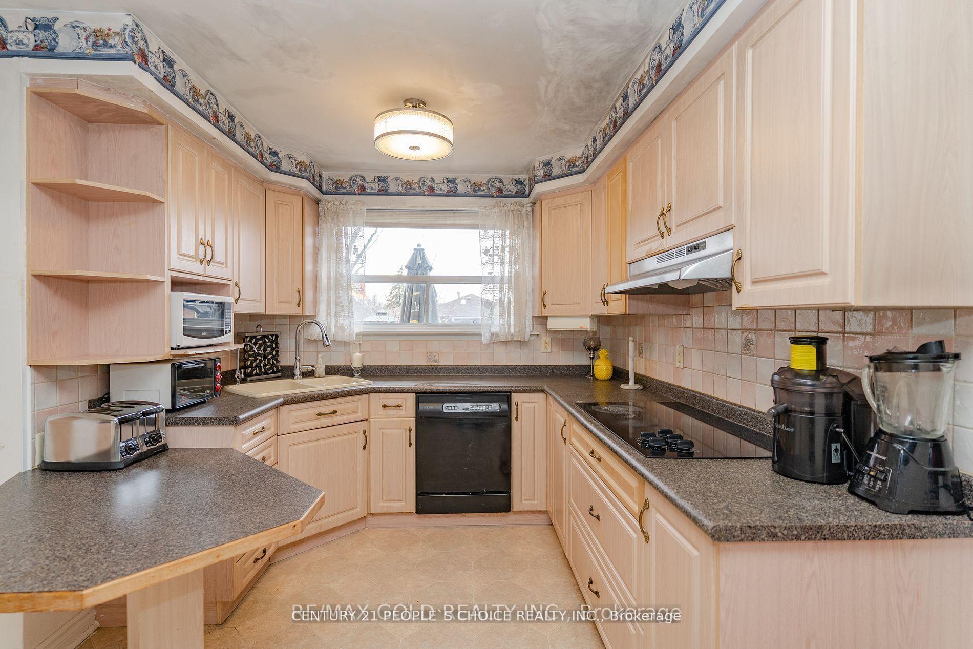 Photo 4 of Unit (Upper), 31 Dorchester Drive, Brampton, Southgate — HOMEH